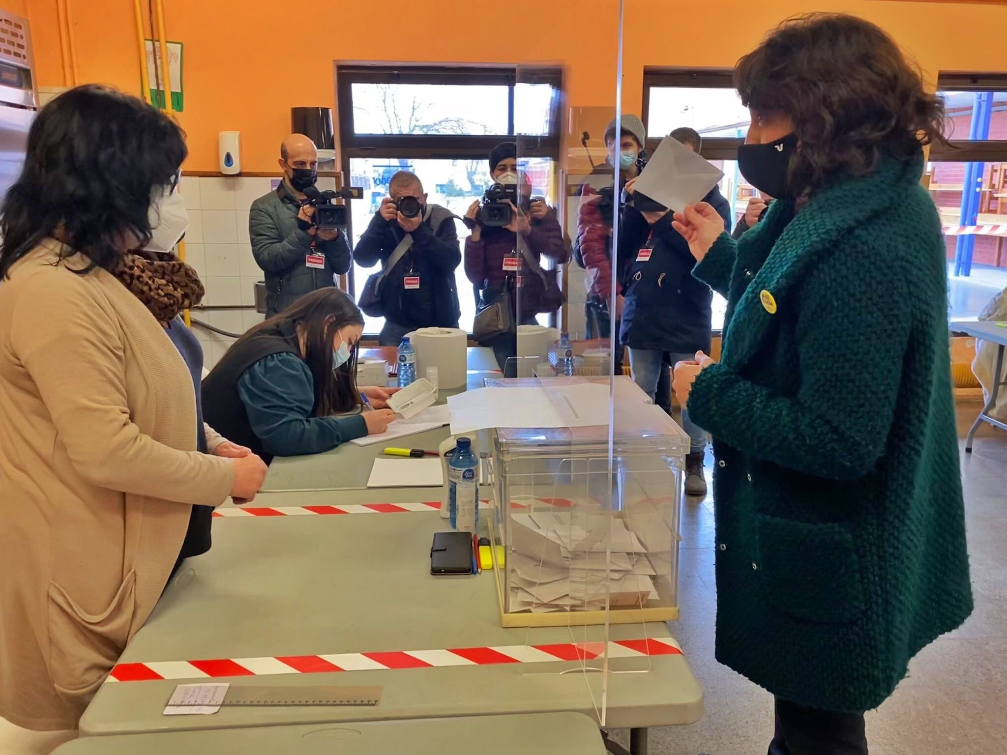 L’alcaldessa de Vic, Anna Erra, votant al col·legi Guillem de Mont-rodon