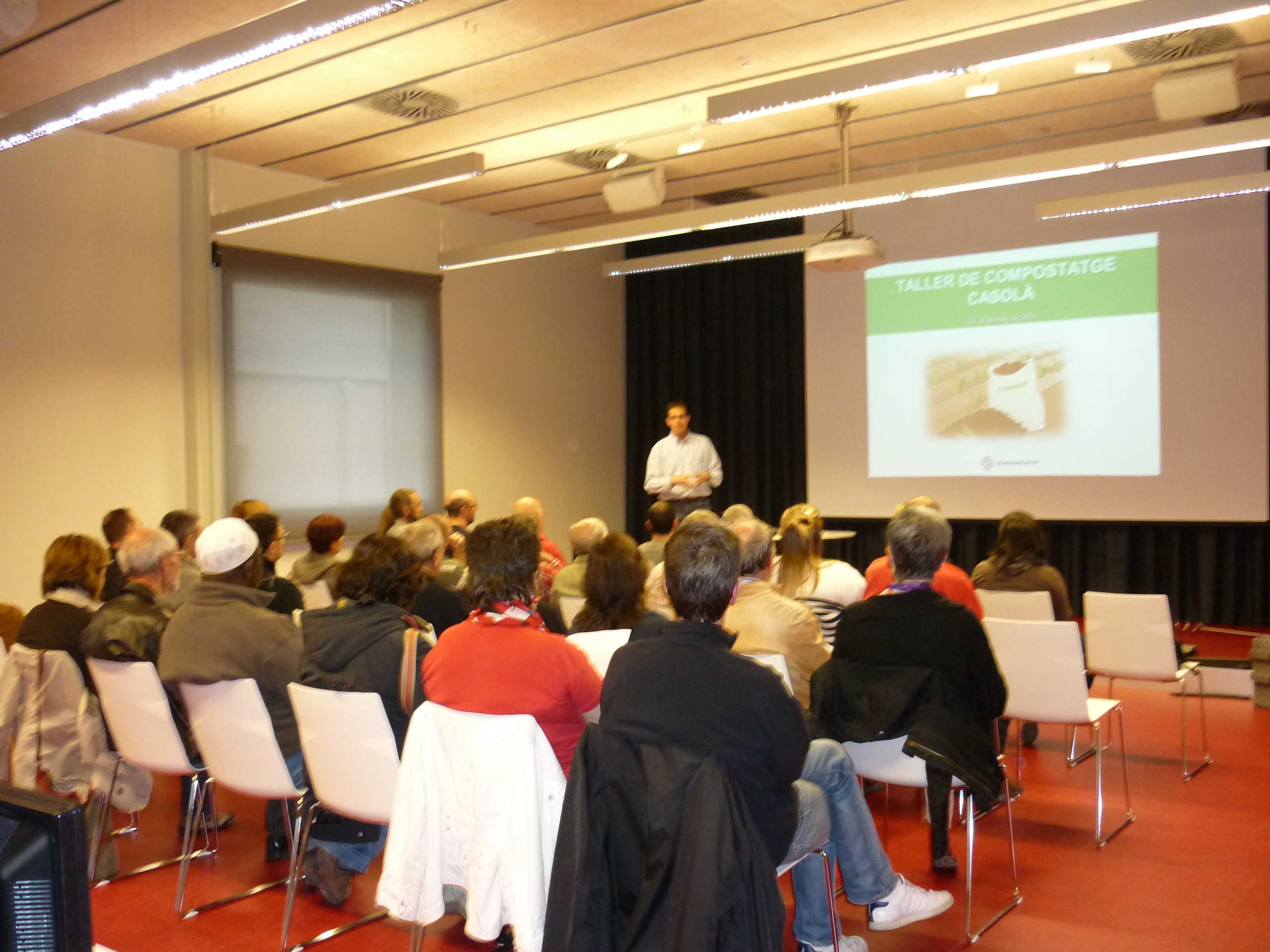 Un moment del taller de compostatge a l’espai VIT