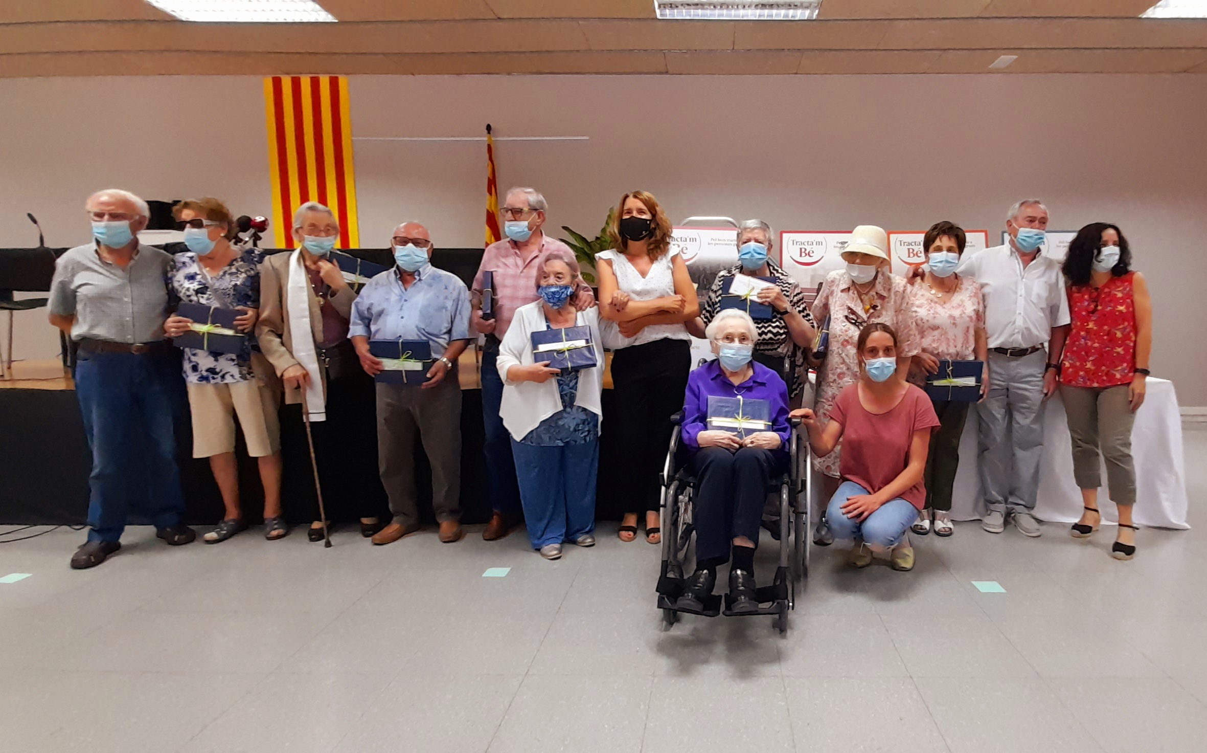 Núria Homs amb participants de la campanya Tracta’m bé