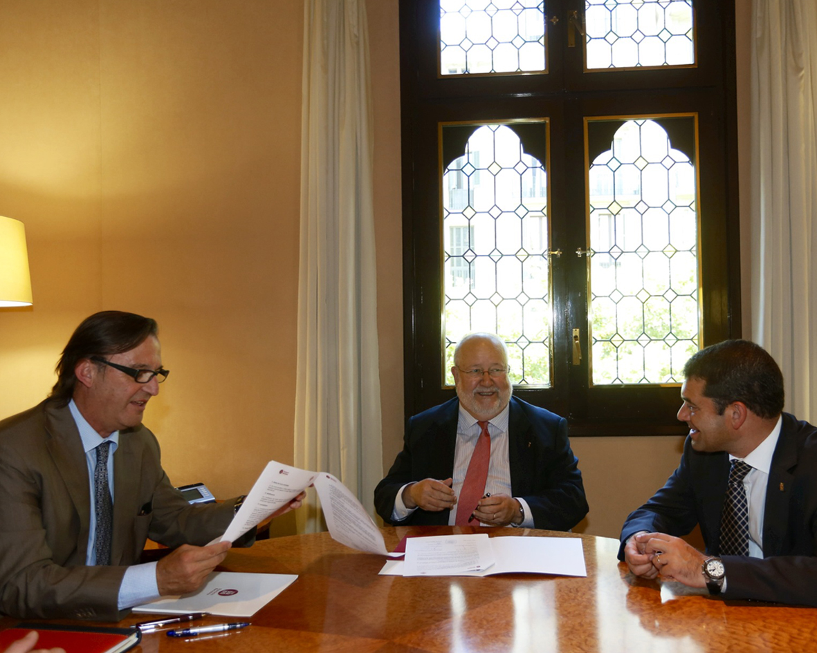 L'alcalde de Vic junt amb el president de la Diputació de Barcelona signant l'acord