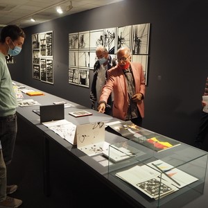 Vicenç Altaió fent un recorregut pels diferents treballs de l'artista