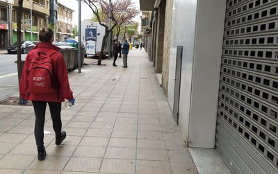 Una agent cívica en un carrer de Vic.