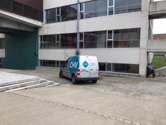 Un vehicle del CHV porta material de les instal·lacions de la UVic-UCC.