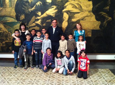 Alumnes de l’Escola Vic Centre conversen amb l’alcalde de Vic.