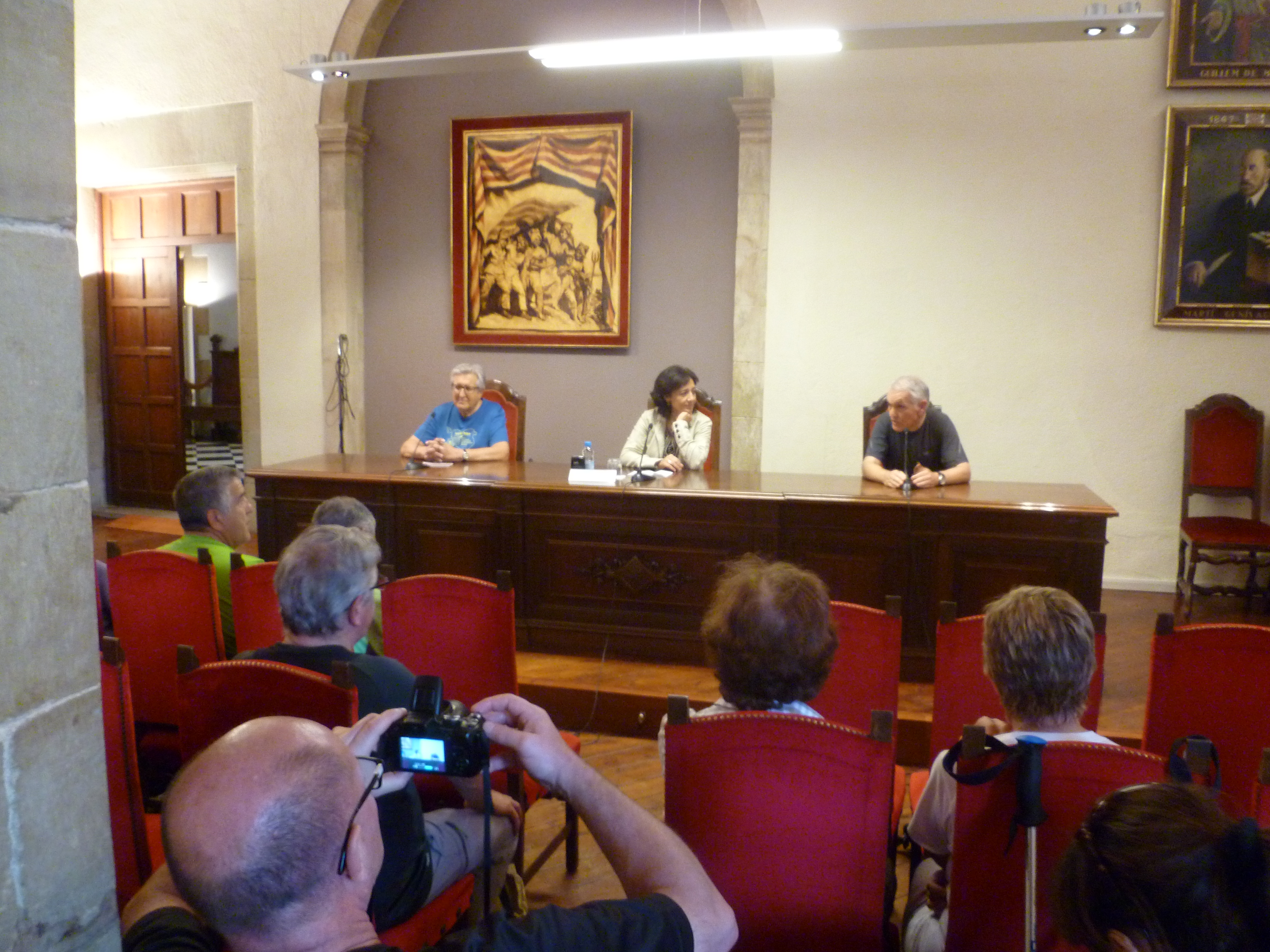 L’alcaldessa accidental, Anna Erra, fent la recepció oficial als amics dels camins de Sant Jaume