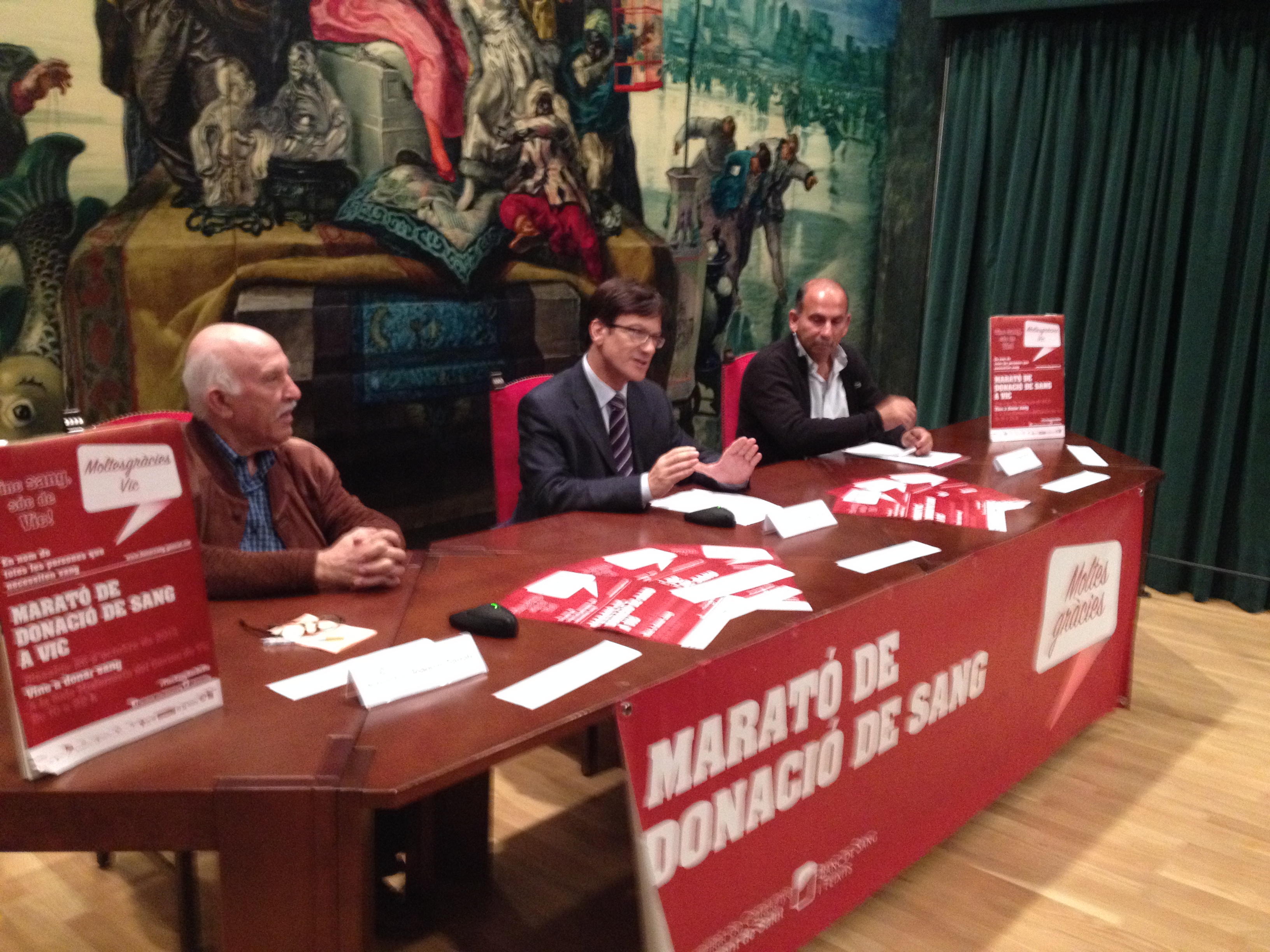 Joaquim Sarrate, Xavier Farrés i Khaled Khatib en l’acte de presentació de la Marató de sang que ha tingut  lloc a la Sala Sert de l’Ajuntament de Vic