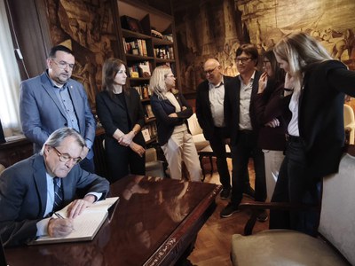 L’expresident Artur Mas signant el Llibre d’Honor davant de l’alcalde i el seu equip de govern..