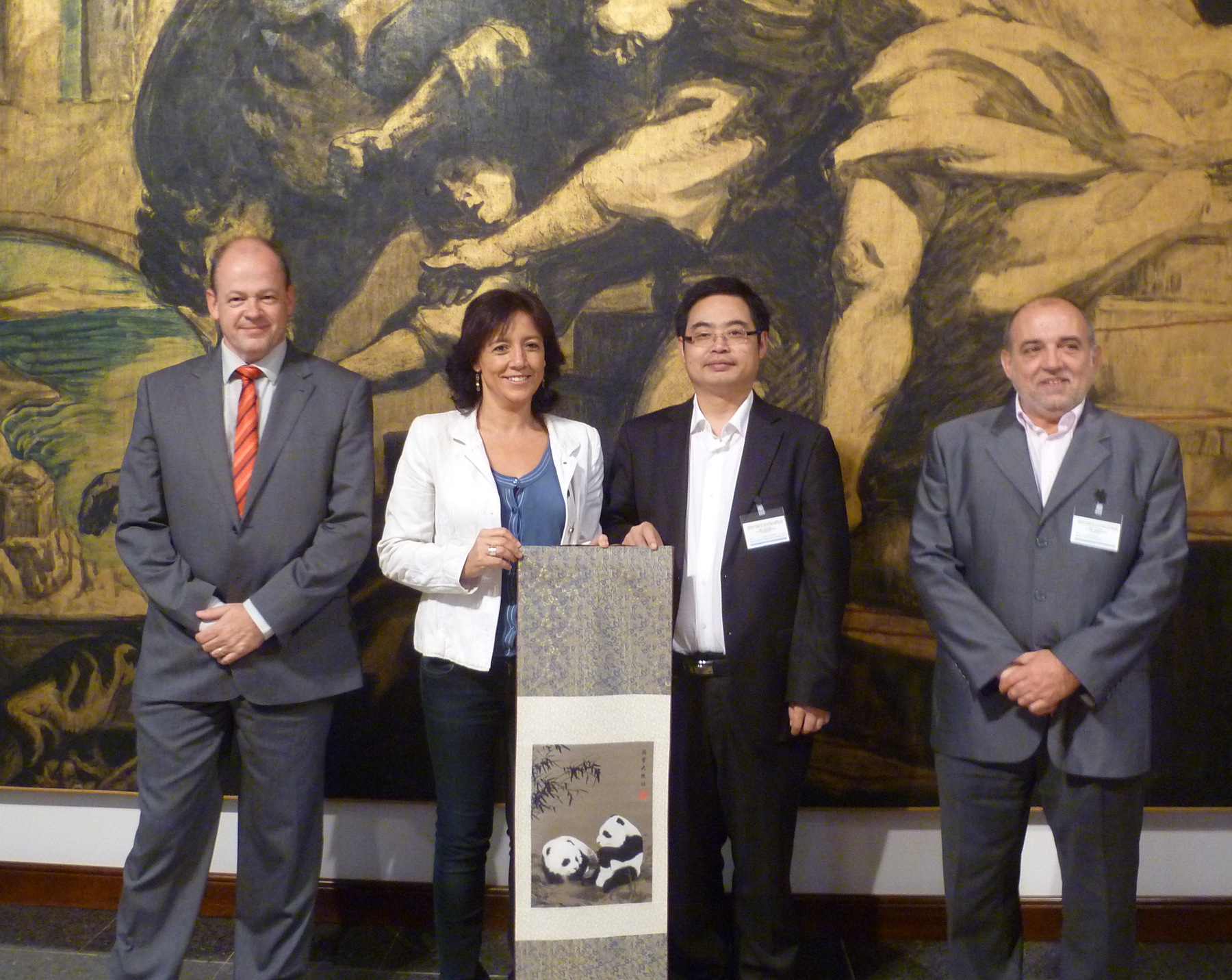 Joan Roca, Anna Erra, Zhang Jinquan i Joan Naudó a la recepció oficial de Chengdu a l’Ajuntament de Vic