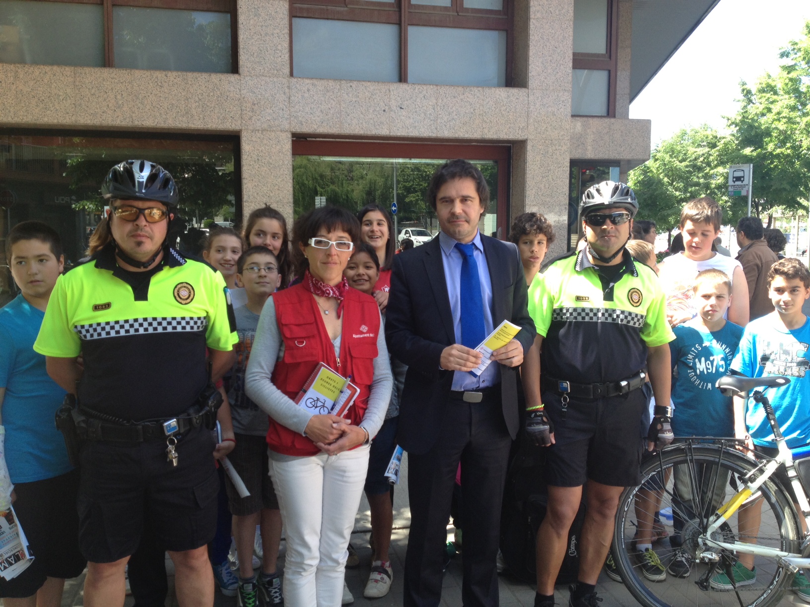 El regidor Joan Ballana junt amb agents cívics i Guàrdia Urbana