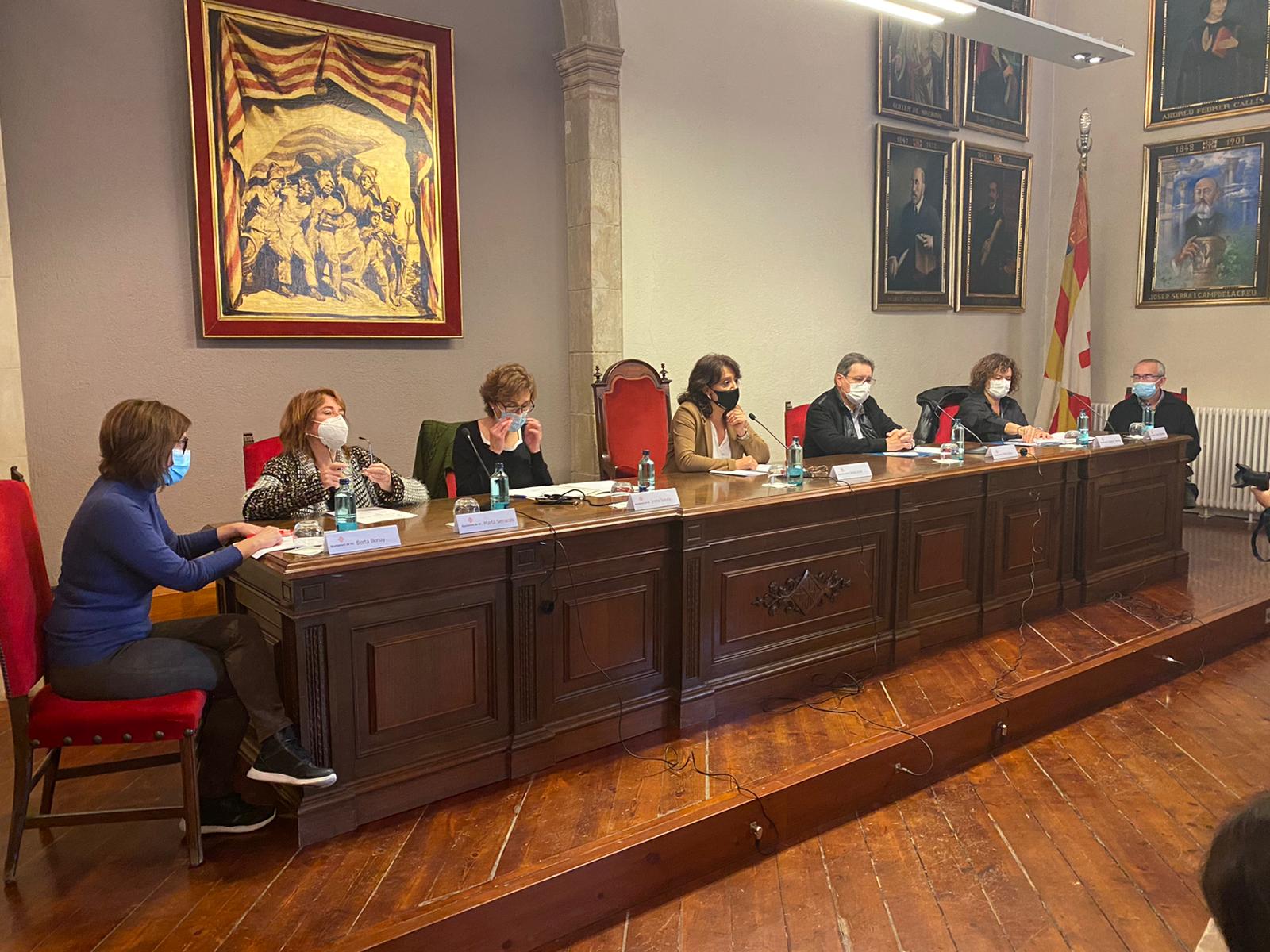 Representants de les institucions sanitàries de la ciutat amb l'alcaldessa Anna Erra