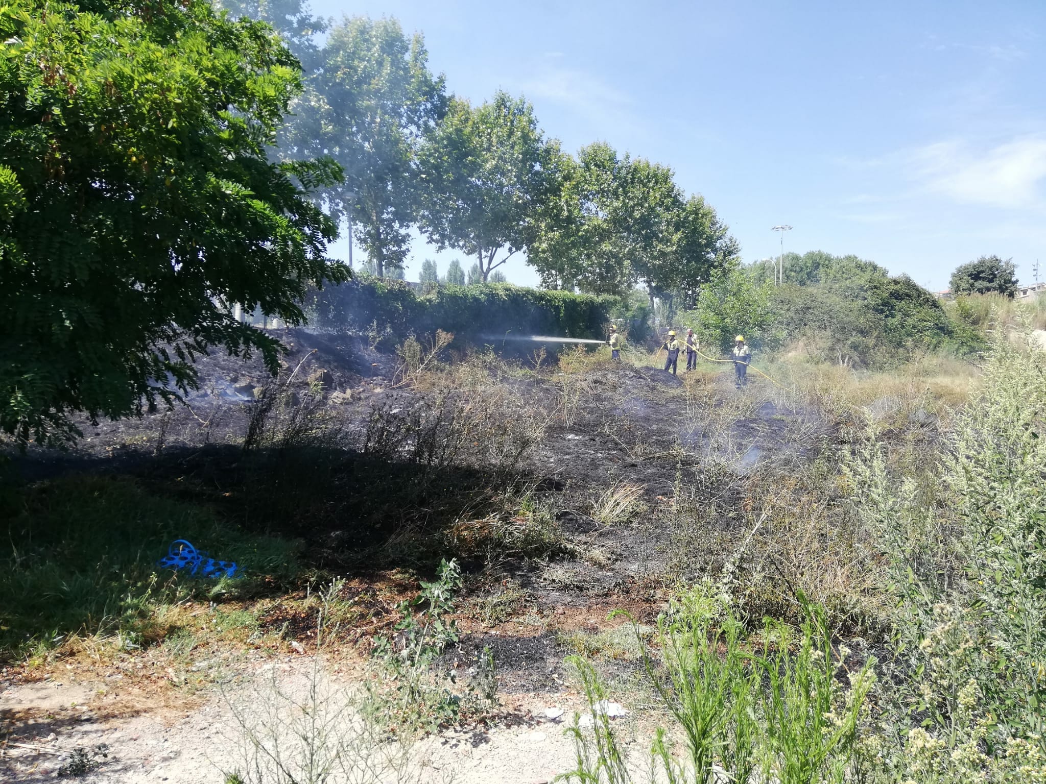 Bombers treballant en l'extinció de l'incendi
