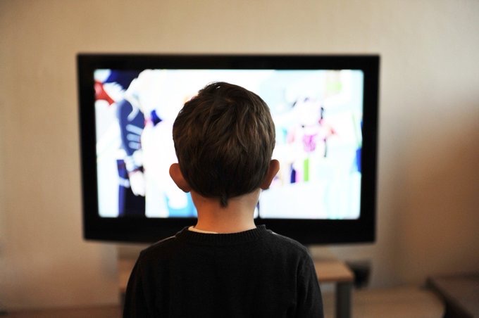 Un nen mirant el televisor