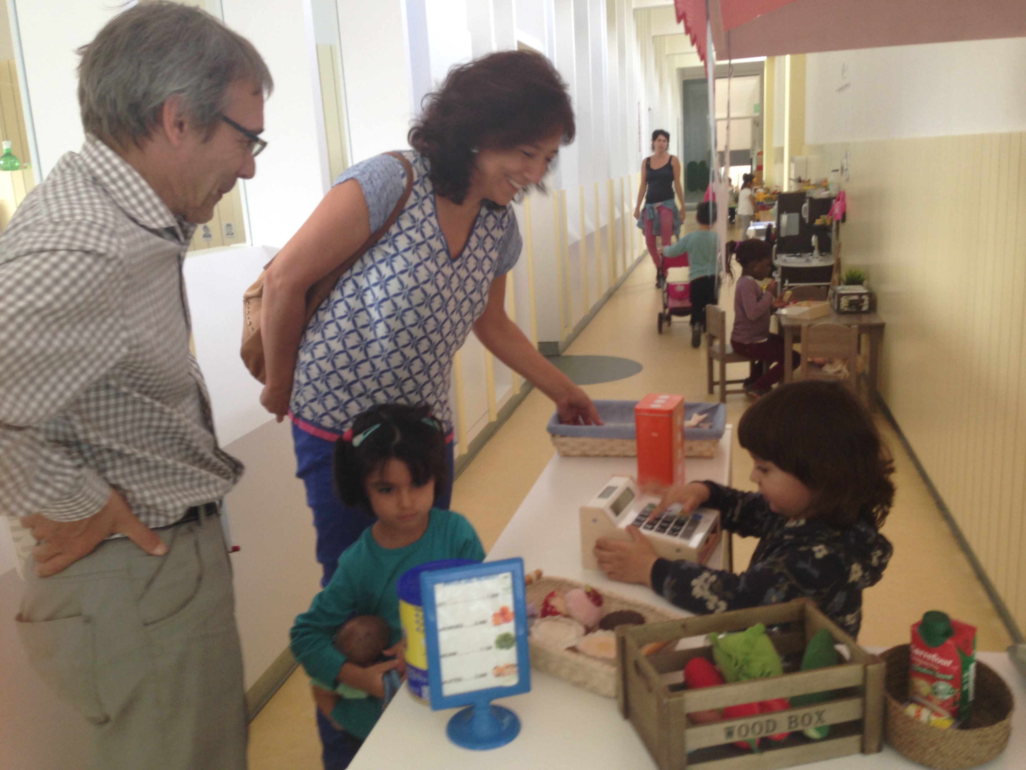 L’alcaldessa i el regidor d’educació a l’Escola Vic-Centre
