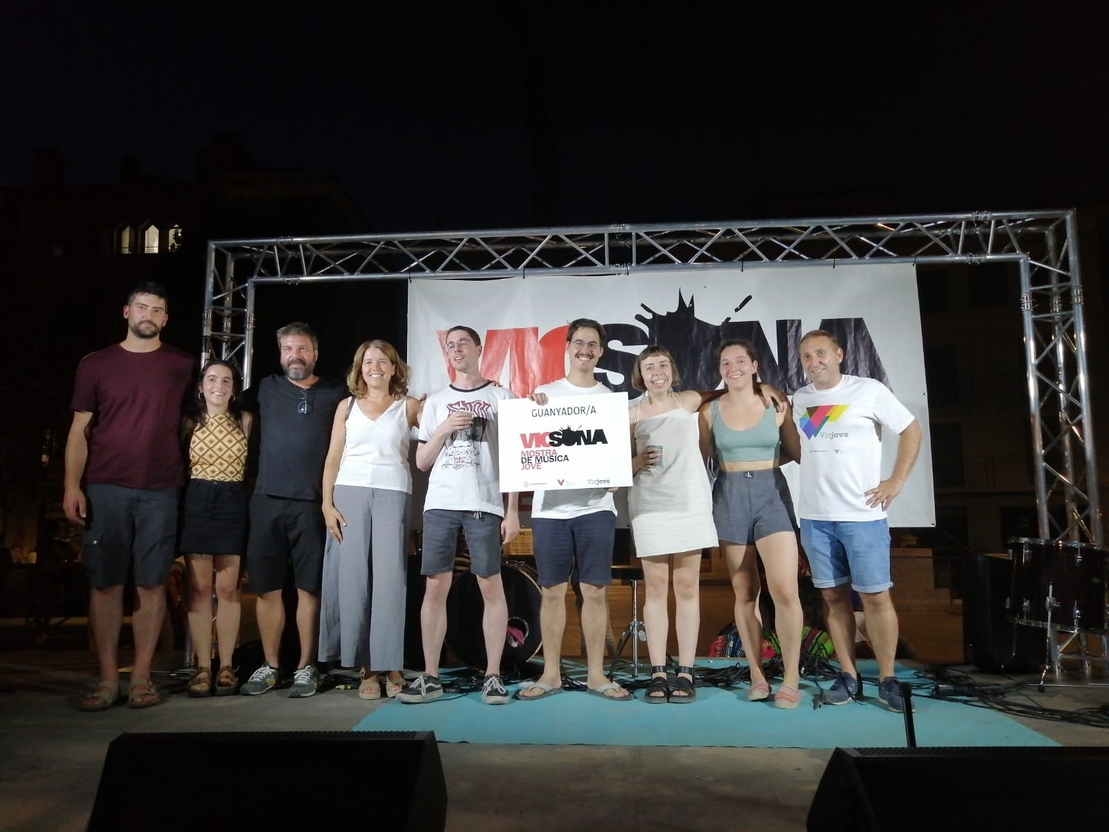 La regidora Núria Homs amb el grup premiat i part del jurat