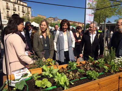Neus Munté i Anna Erra al Mercat del Ram.