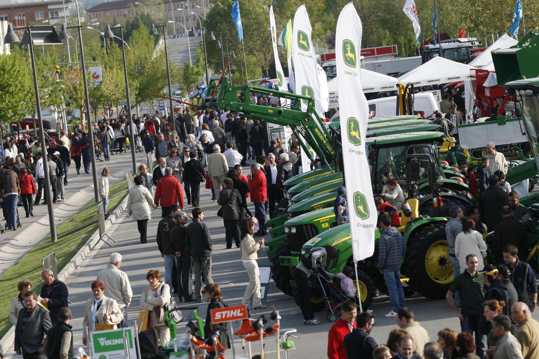Maquinària agrícola al carrer Mn. Gudiol 