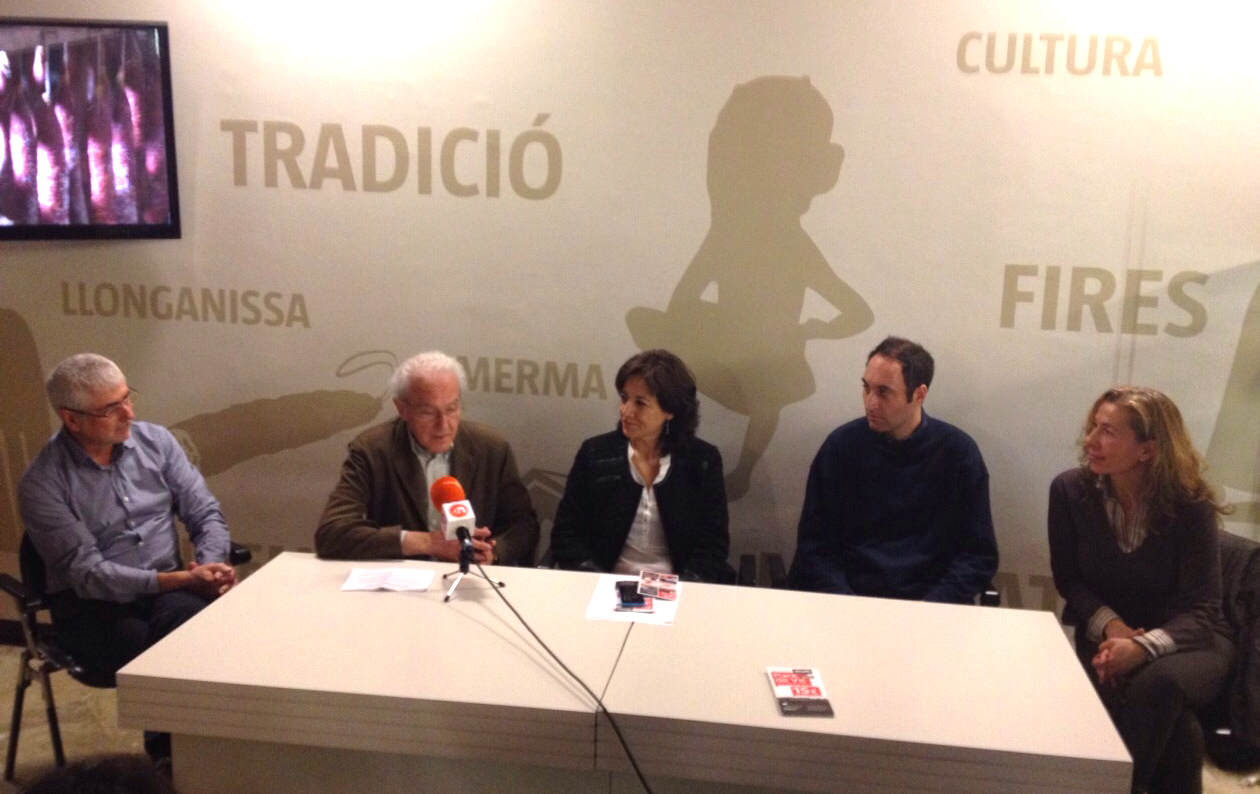 D’esquerra a dreta: Josep Erra, Joaquim Comella, Anna Erra, Santi Masallera i Núria Vilacís a la presentació del Pack de Vic 2015 