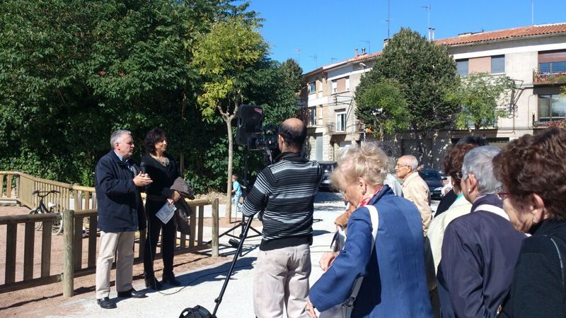 Toni Serrat i Anna Erra a la inauguració de la remodelació del parc