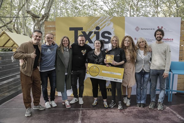 Membres del jurat i representants de la pastisseria Sant Llehí