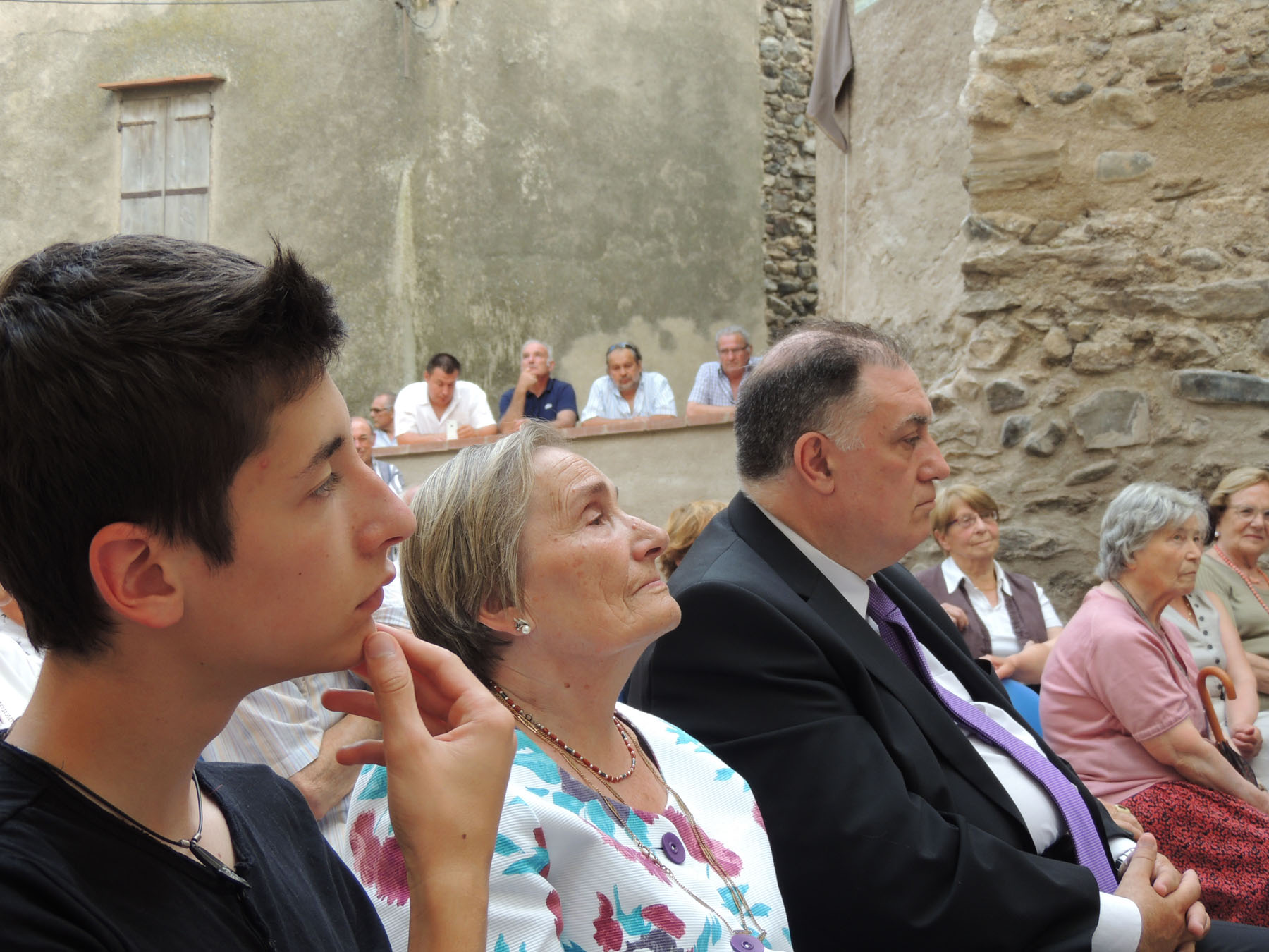 La vídua de Fidel Bofill i el regidor de Cultura de l’Ajuntament de Vic a l’acte d’aquest cap de setmana a Latour de France