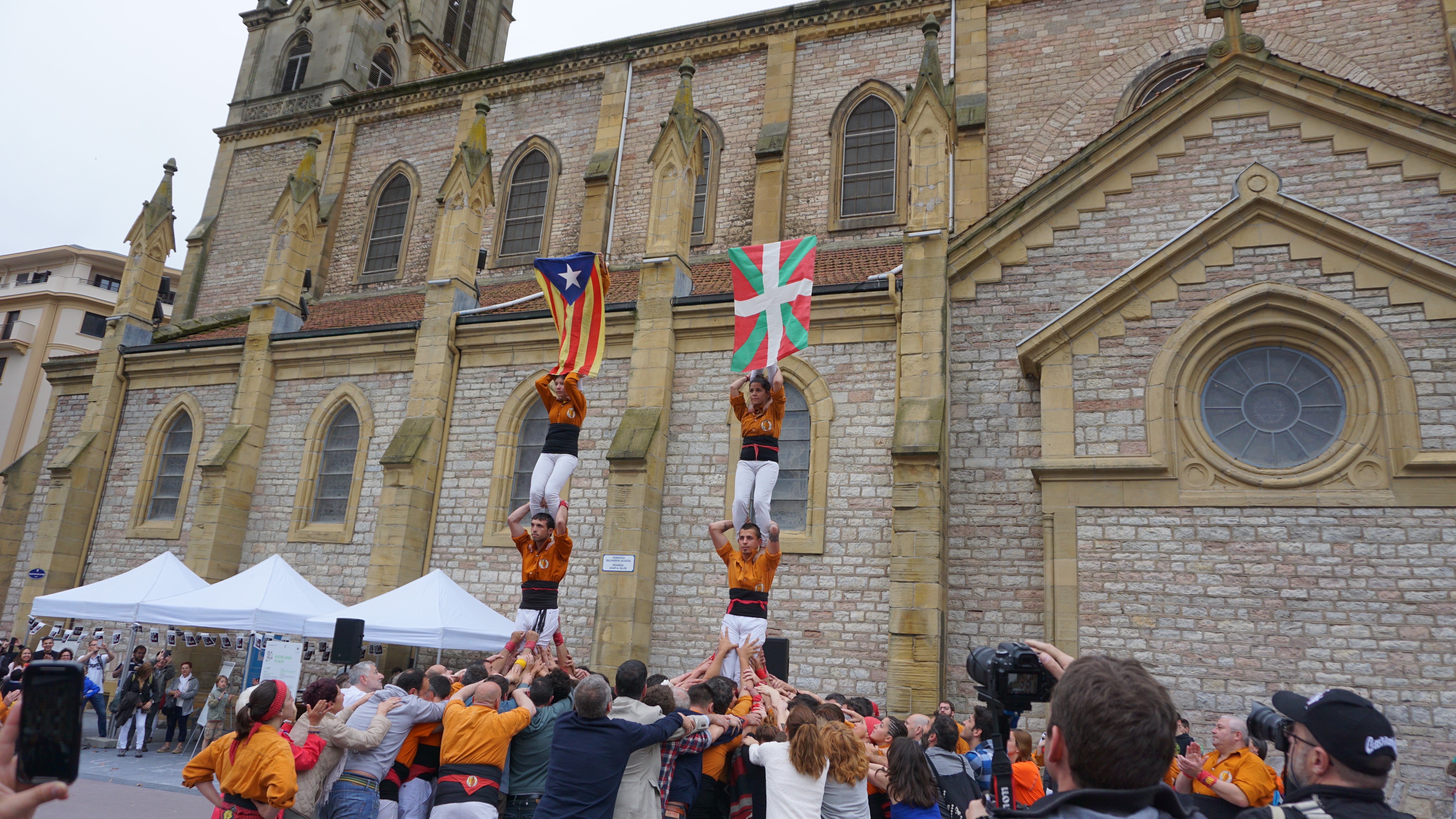 Els Sagals d’Osona aixecant dos pilars de 4 i mostrant una bandera estelada i una ikurriña