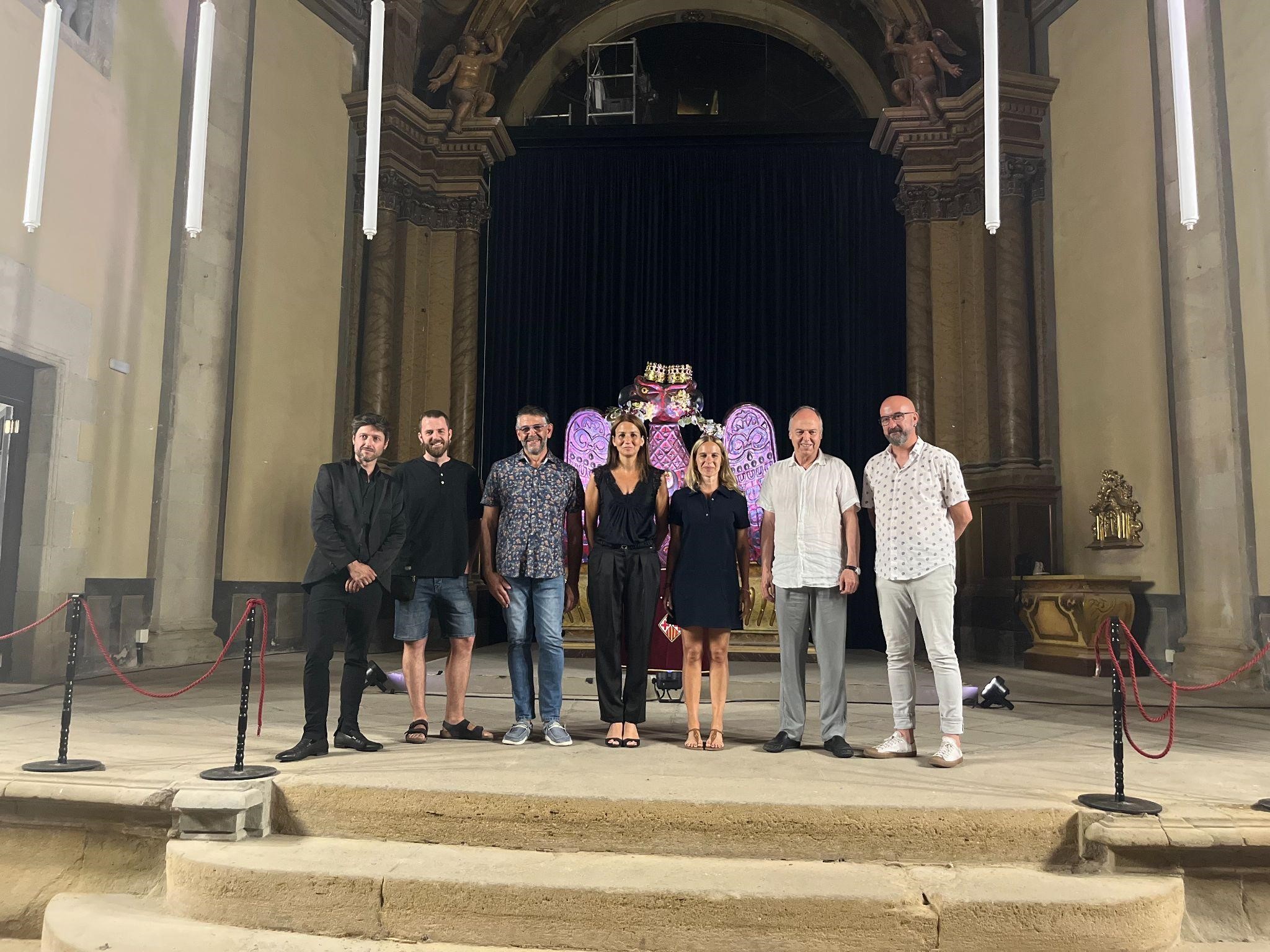 Bet Piella i Anna Alemany, acompanyades dels organitzadors de l’exposició