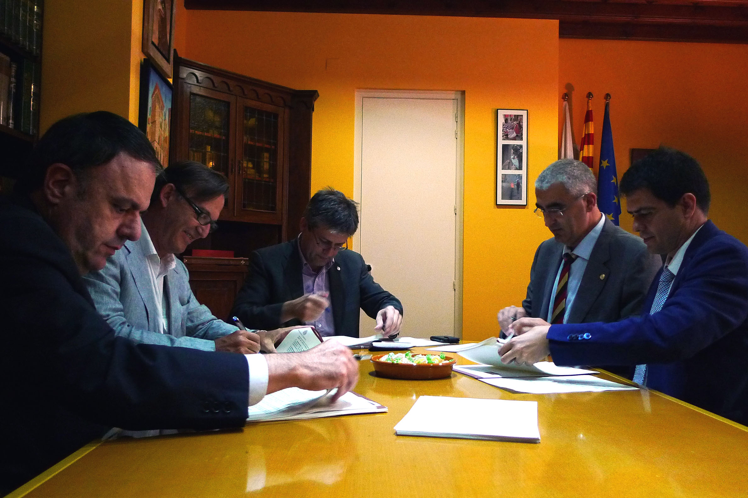 Els 5 alcaldes signant el manifest fundacional