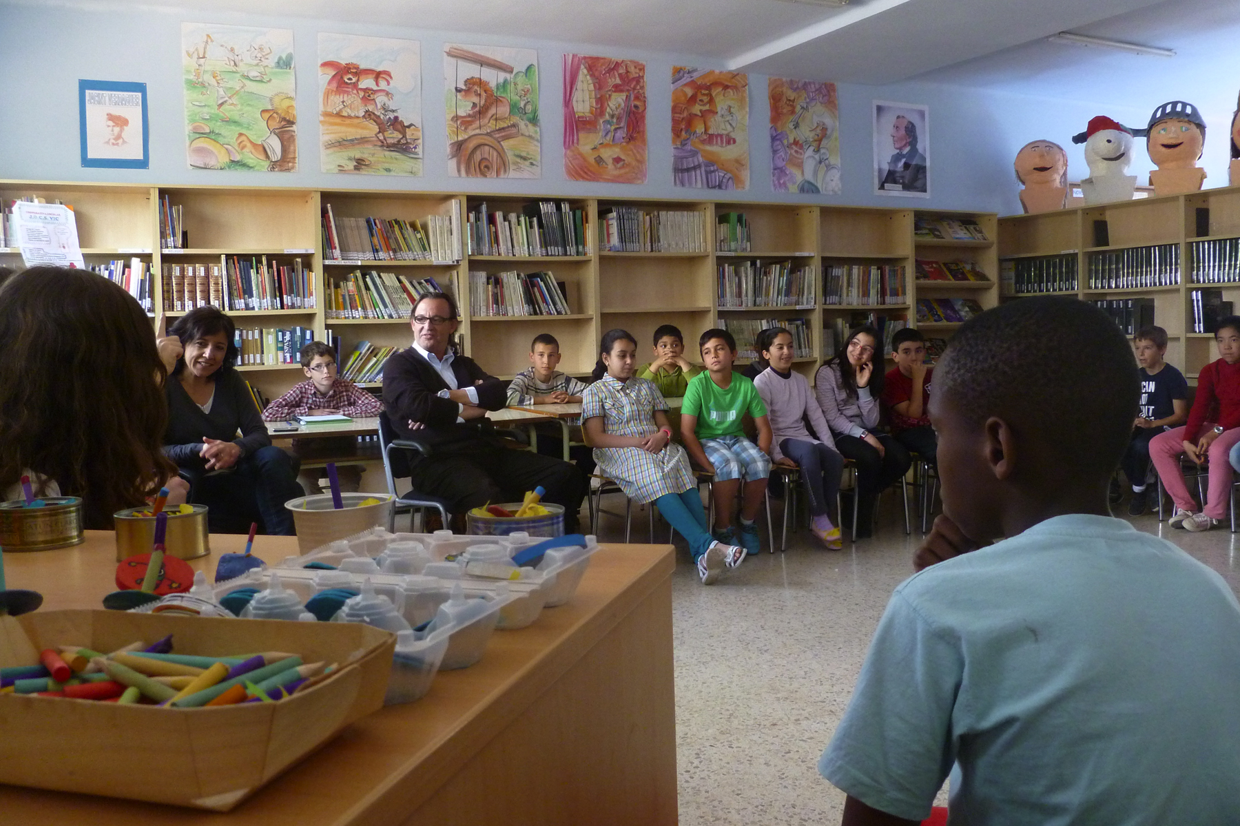 Els alumnes expliquen el projecte a l’alcalde de Vic i la regidora d’Educació de l’Ajuntament de Vic