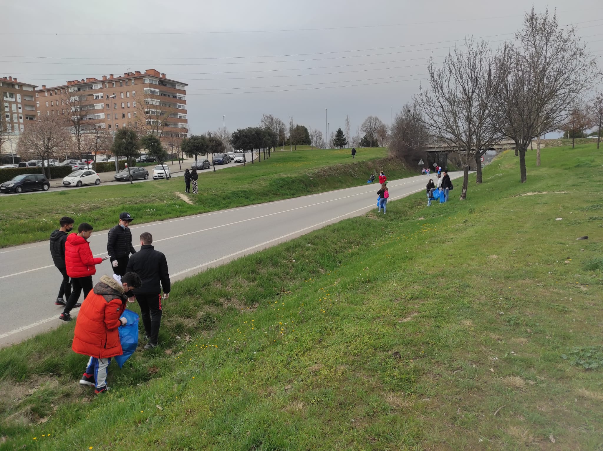 Alumnes en l’acció de neteja 