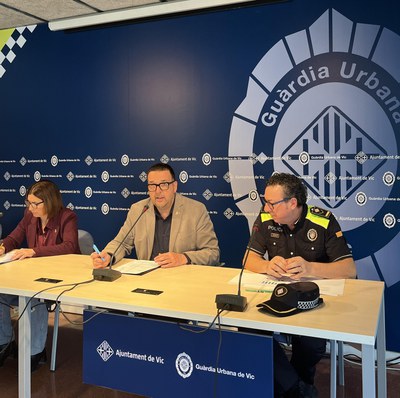 L’alcalde Albert Castells durant la presentació de les dades de seguretat, amb la regidora de Seguretat i convivència, Elisabet Franquesa, i l’inspector cap de la Guàrdia Urbana de Vic, Antoni Jurjo.