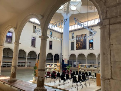 Imatge del Centre Cultural Joan Triadú, un dels espais que es pot reservar en línia.