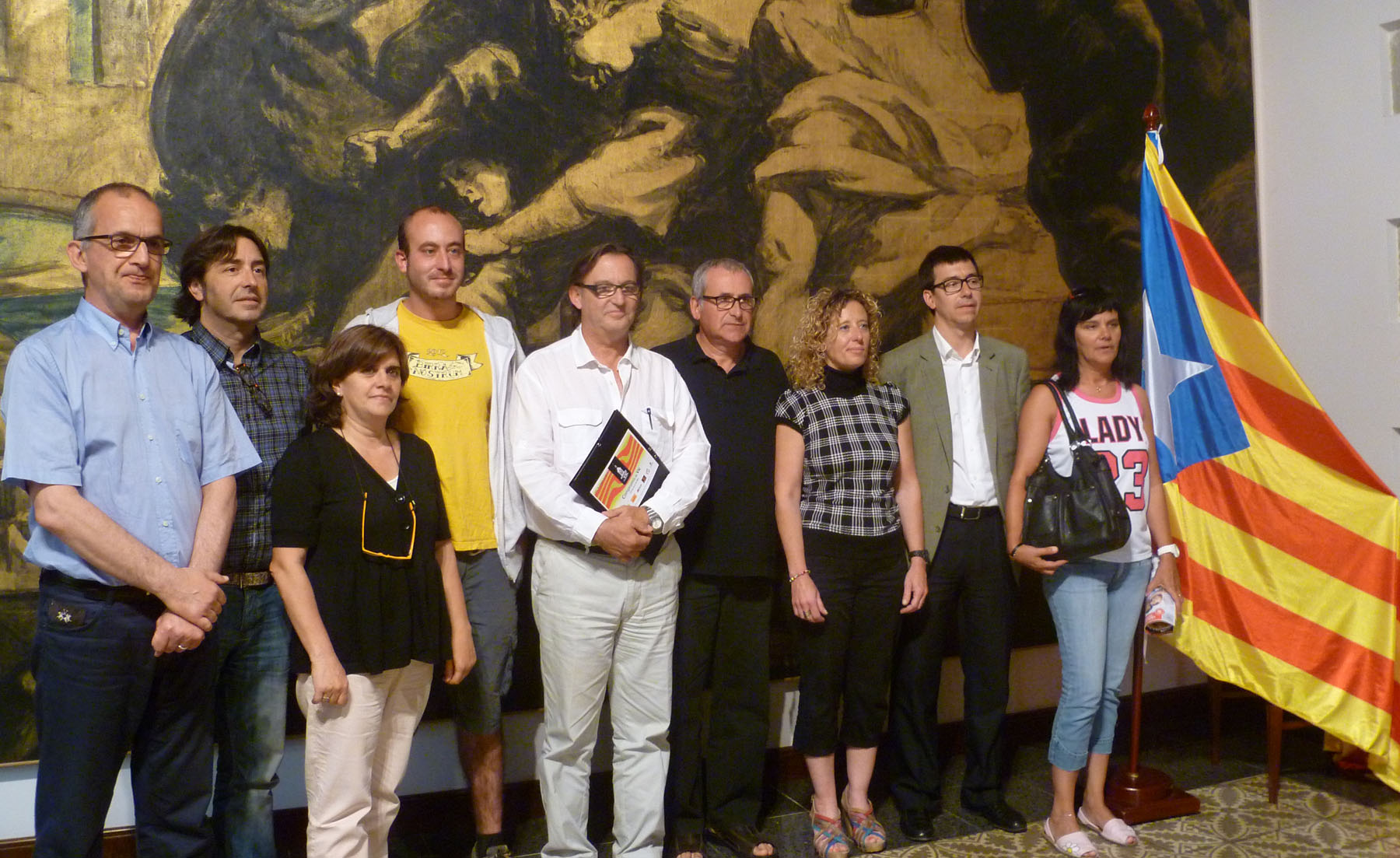Representants polítics i persones a tall individual que van signar el Compromís de Vic amb l’alcalde, Josep M. Vila d’Abadal