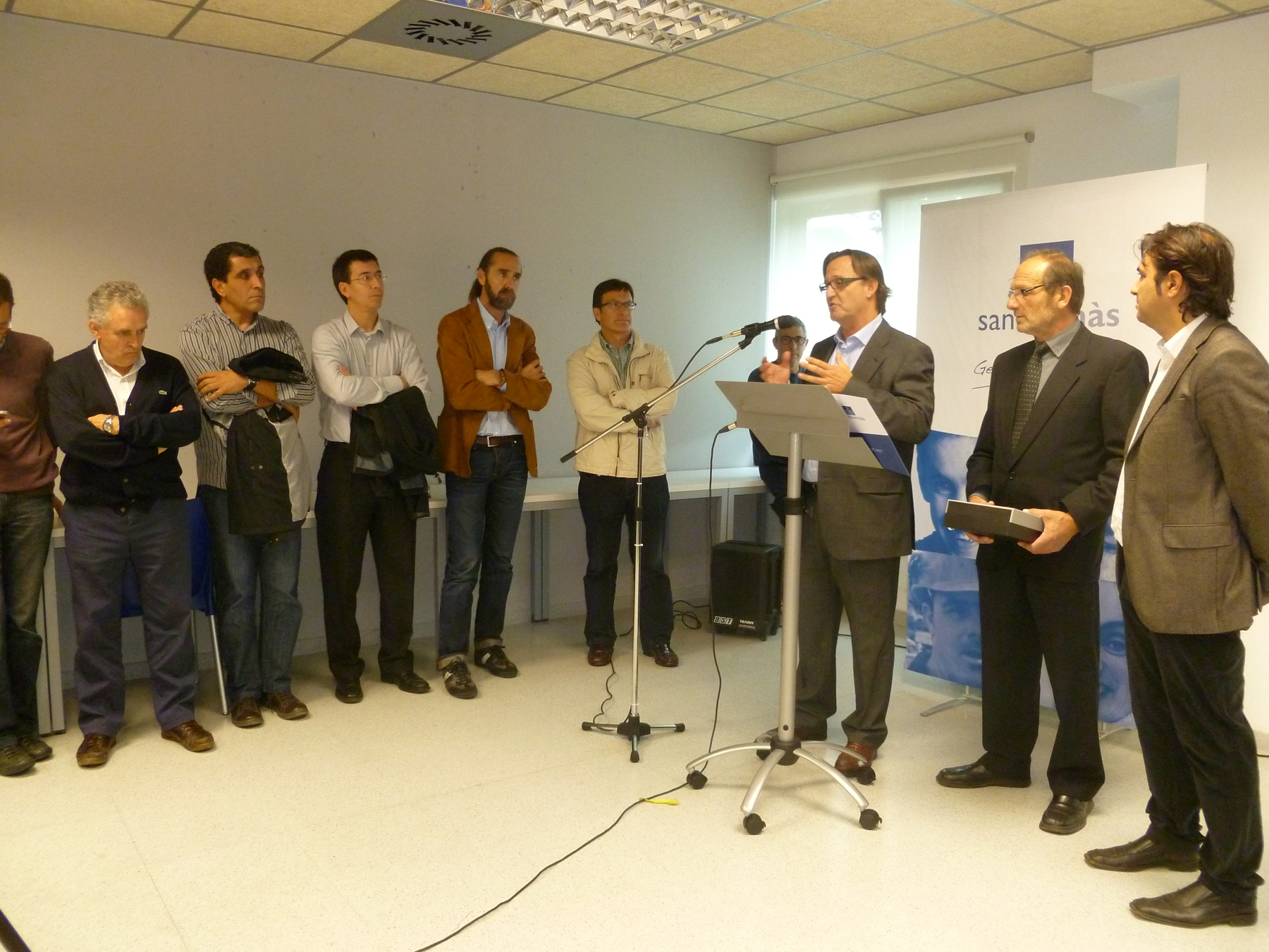 L’alcalde, regidors i representants de Sant Tomàs en l’acte de presentació de l’avantprojecte del nou edifici del Tris Tras