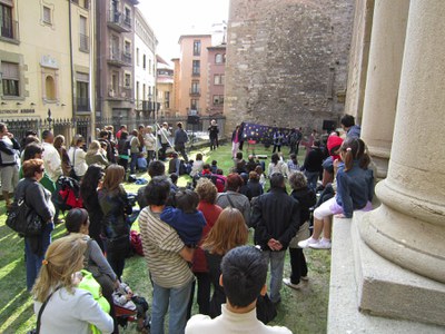 Fotografia d’un moment de la narració de contes.