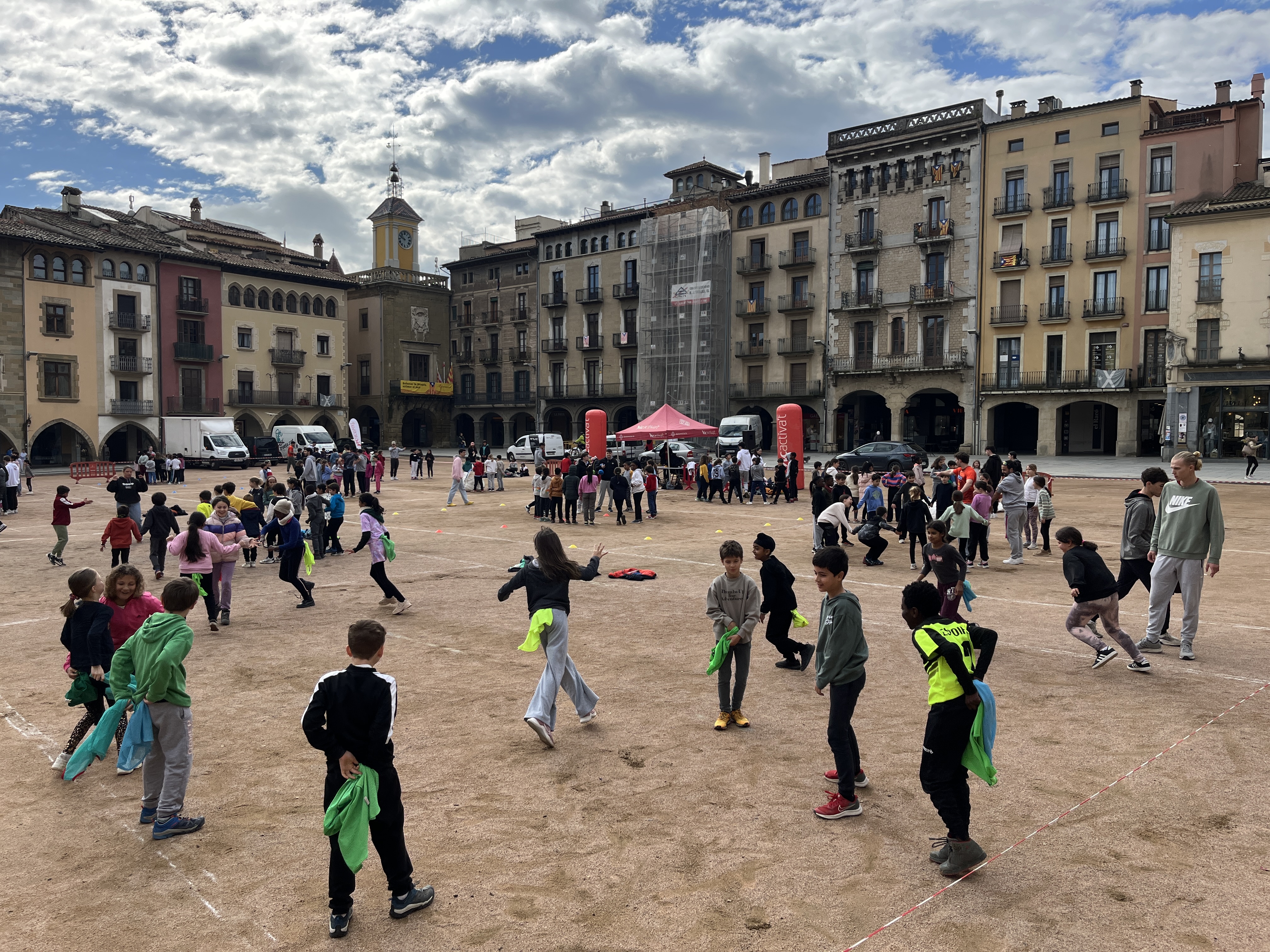 Imatge de la jornada multiesportiva organitzada amb el CEES pels alumnes de 4t de primària