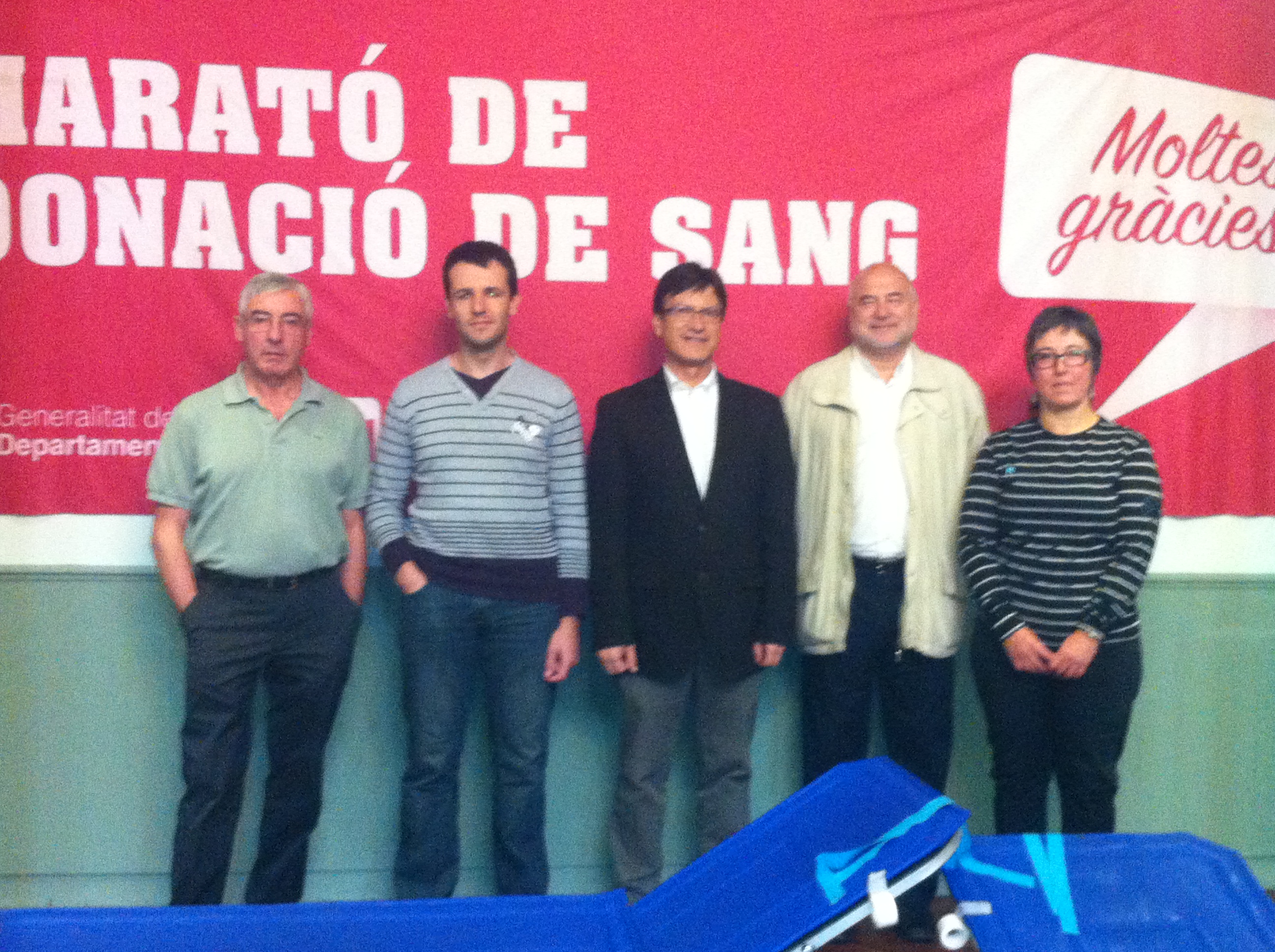 Ramon Masnou, el primer donant, Xavier Farrés, Ramon Salinas i Montserrat Rovira al tret de sortida de la Marató de Sang