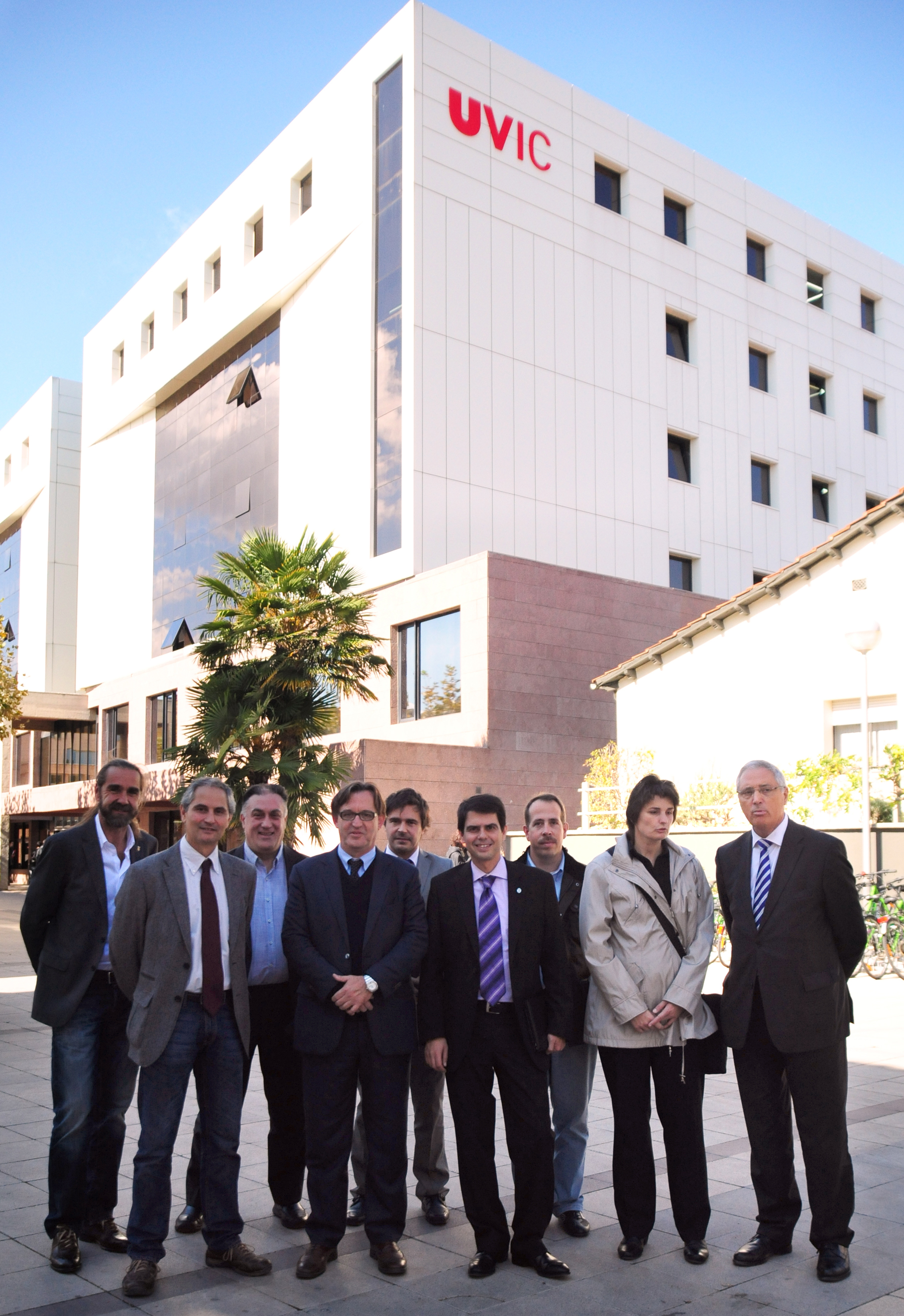 Fotografia dels alcaldes i regidors d’Igualada i Vic amb els representants de la UVic