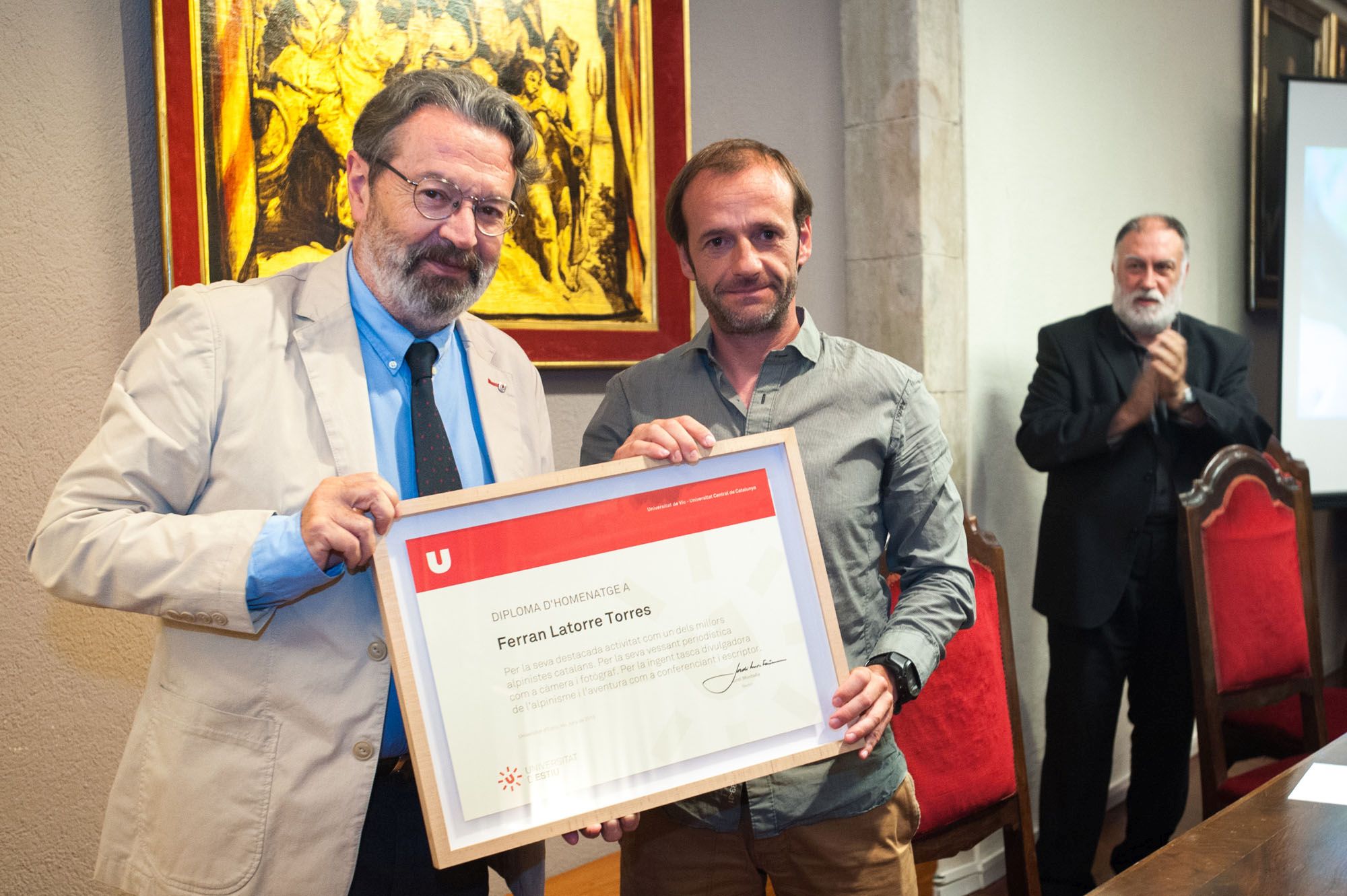 El rector lliura la distinció a Ferran Latorre amb la presència del regidor Joan López i Carol
