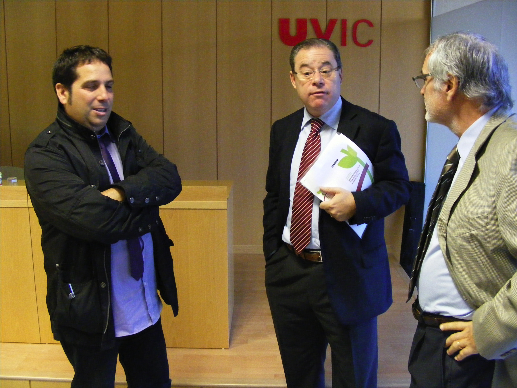 D’esquerra a dreta; Cesc Poch, d’UGT Osona; Josep M. Arimany de l’Ajuntament de Vic i Joan Rovira en representació del Consell Empresarial d’Osona