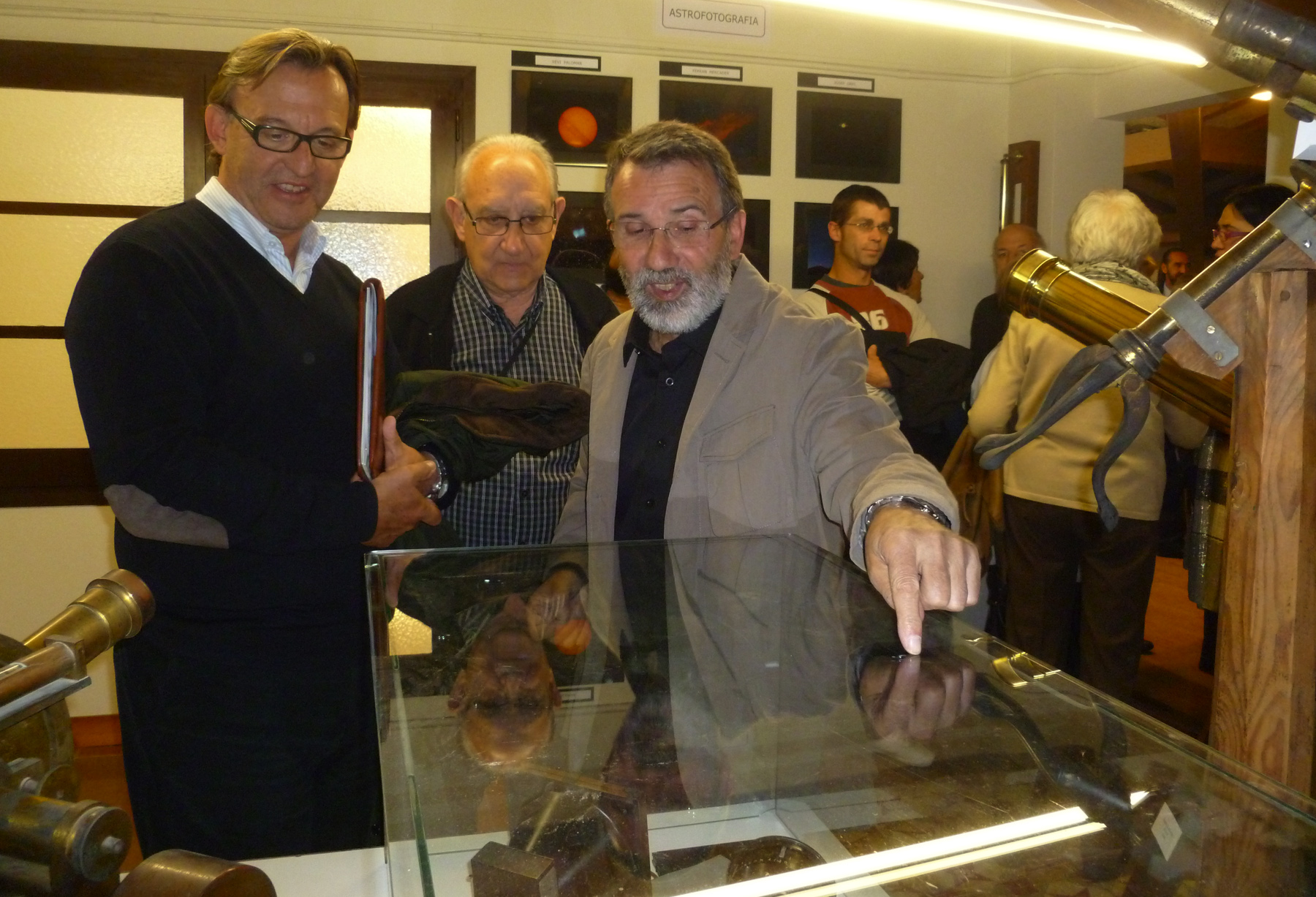 Miquel Amblàs ensenya l’exposició sobre utensilis astronòmics a l’alcalde de Vic