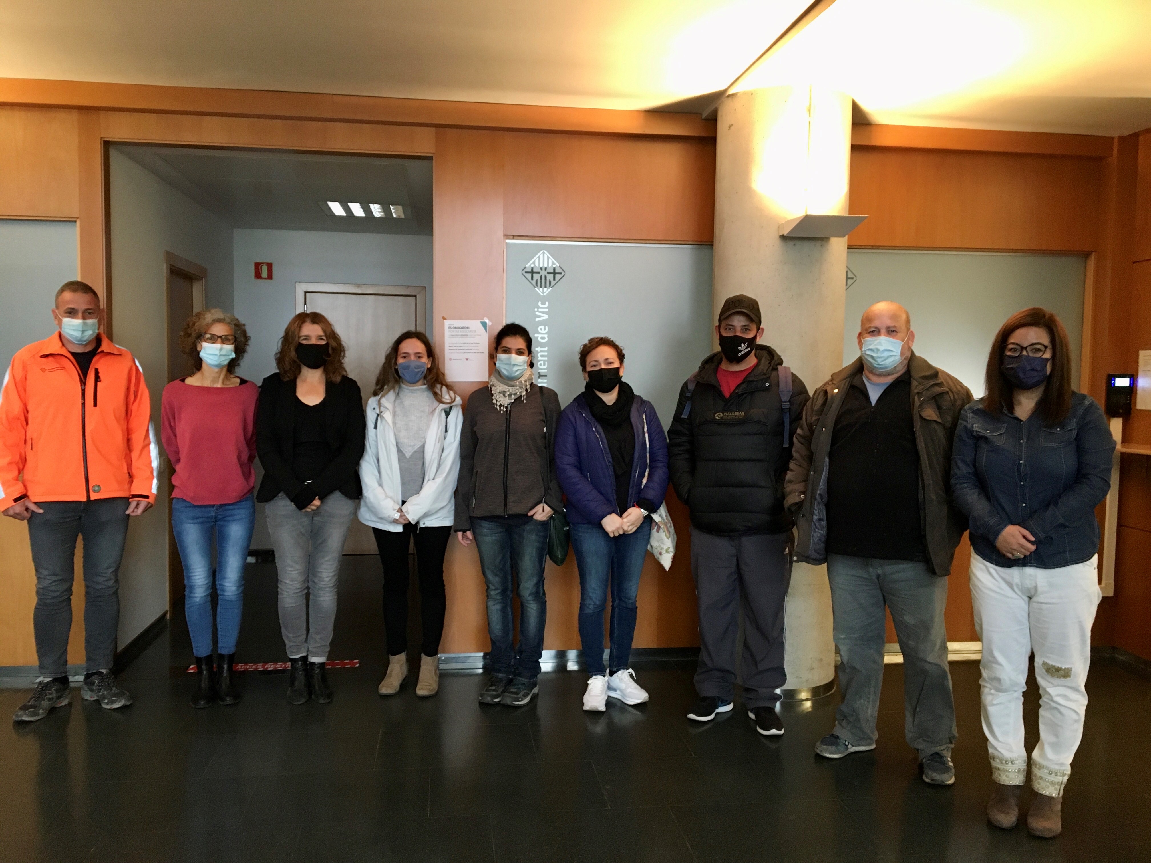 Núria Homs amb representants de l'Ajuntament i persones contractades
