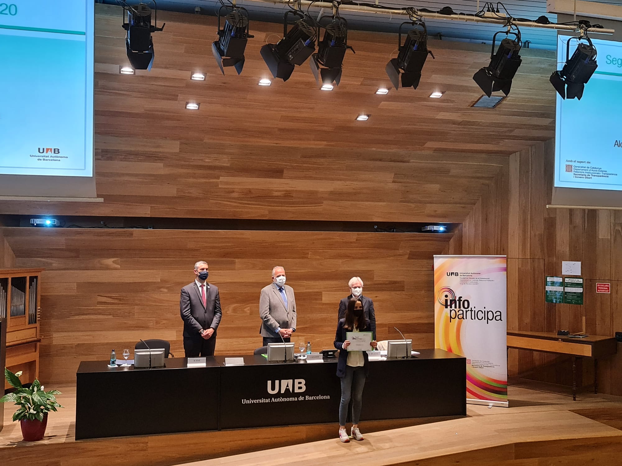 Núria Vergés recollint el Segell Infoparticipa