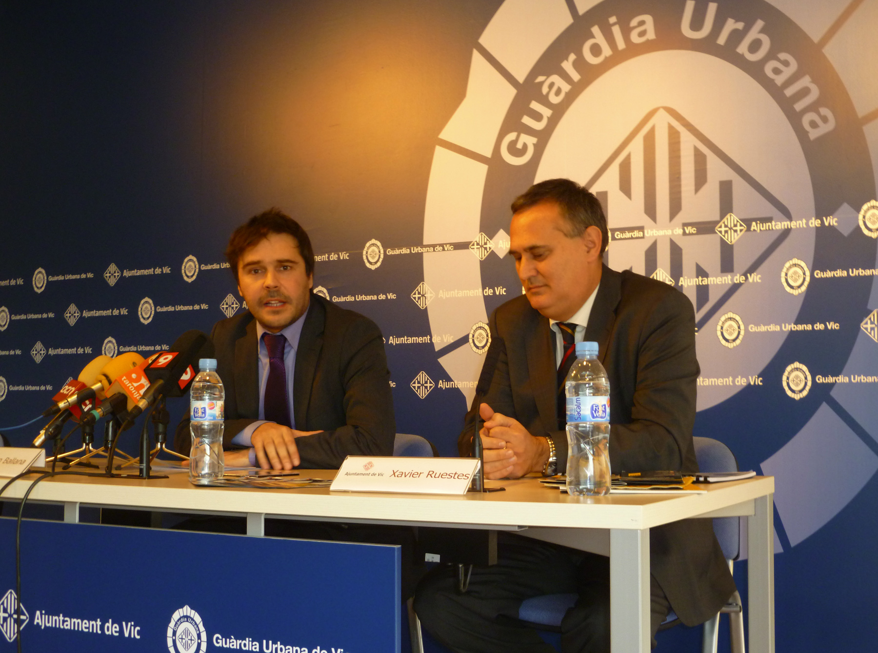 Joan Ballana i Xavier Ruestes a la roda de premsa d’avui a la tarda a l’oficina de la Guàrdia Urbana