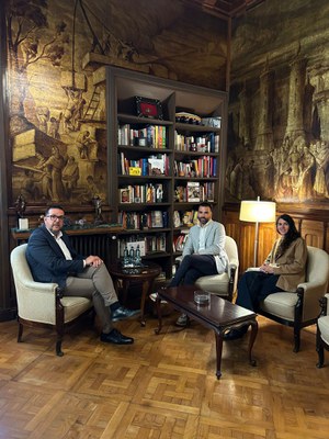 Albert Castells i Ester Coma amb Sergi Vallès.