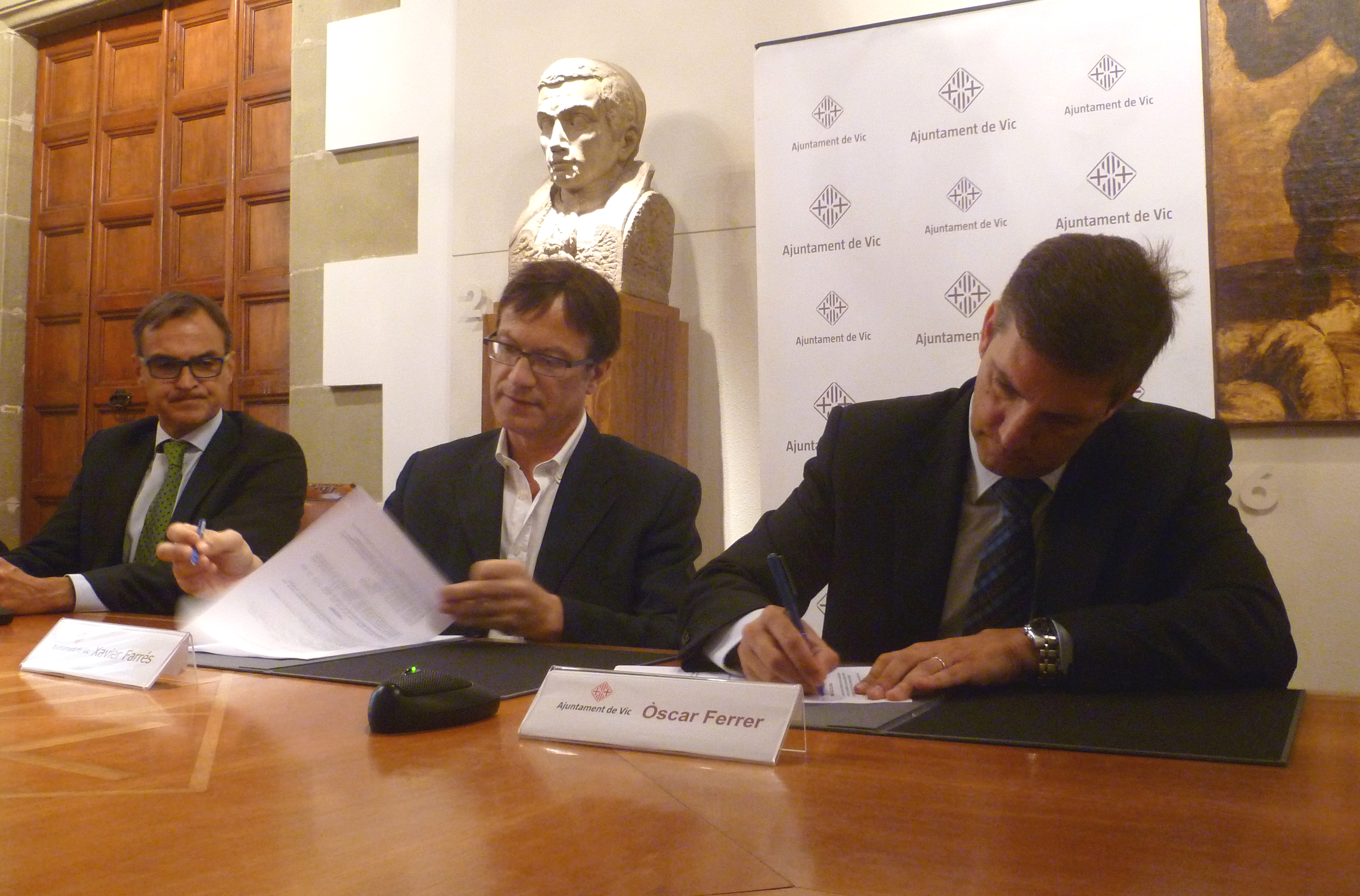 Signatura de l'acord avui a la Sala de Consellers de l'Ajuntament de Vic