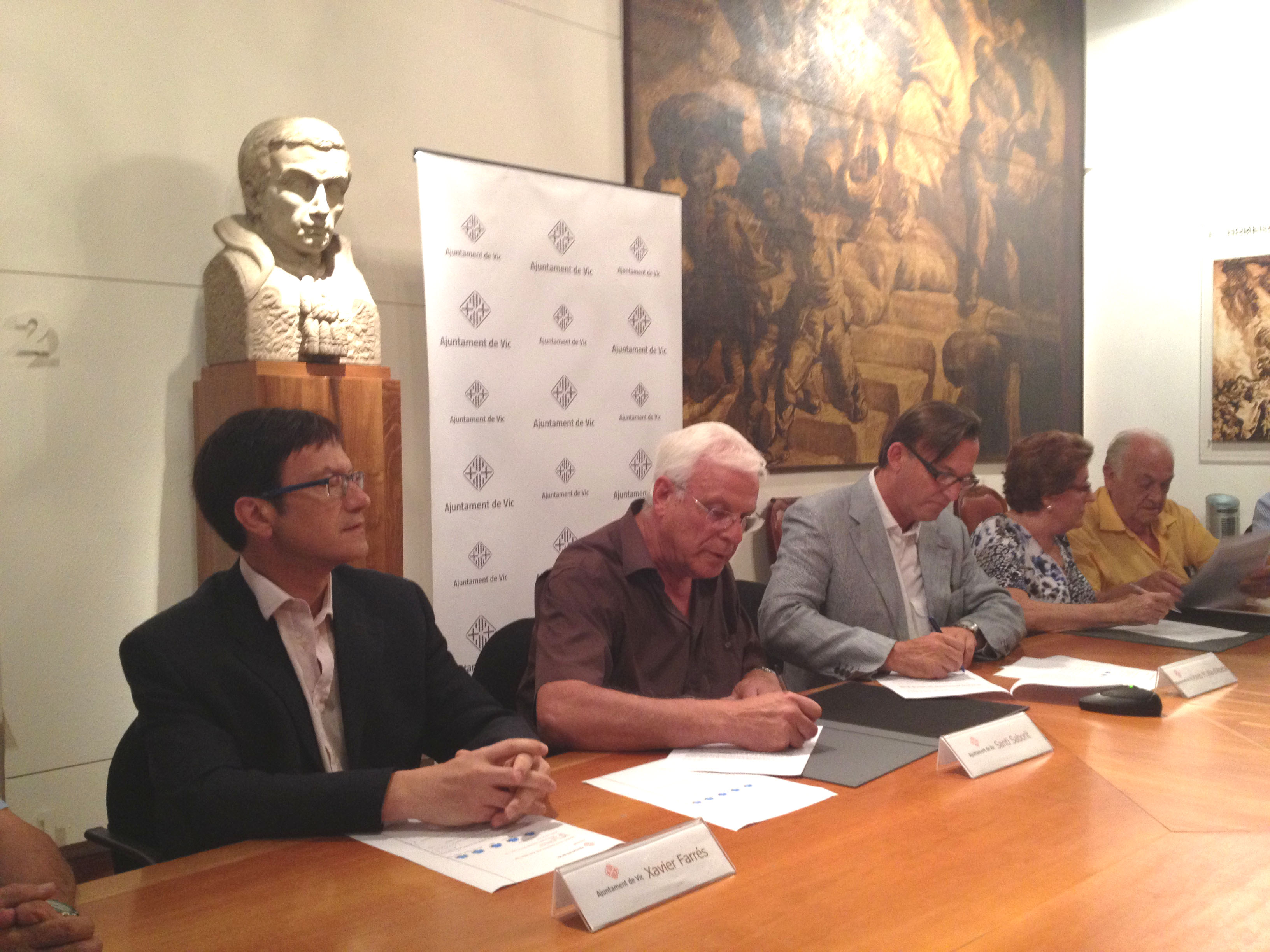 L’alcalde de Vic amb les entitats socials signant el conveni 