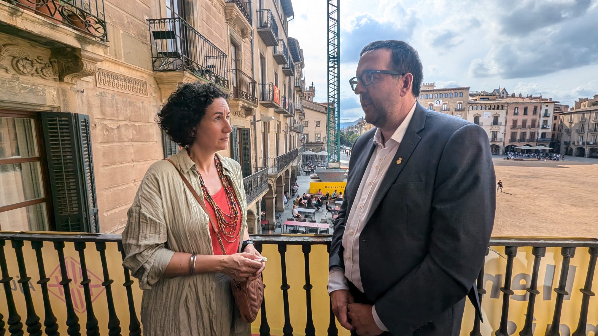 Marta Rovira i l’alcalde de Vic, Albert Castells, al balcó de l’Ajuntament