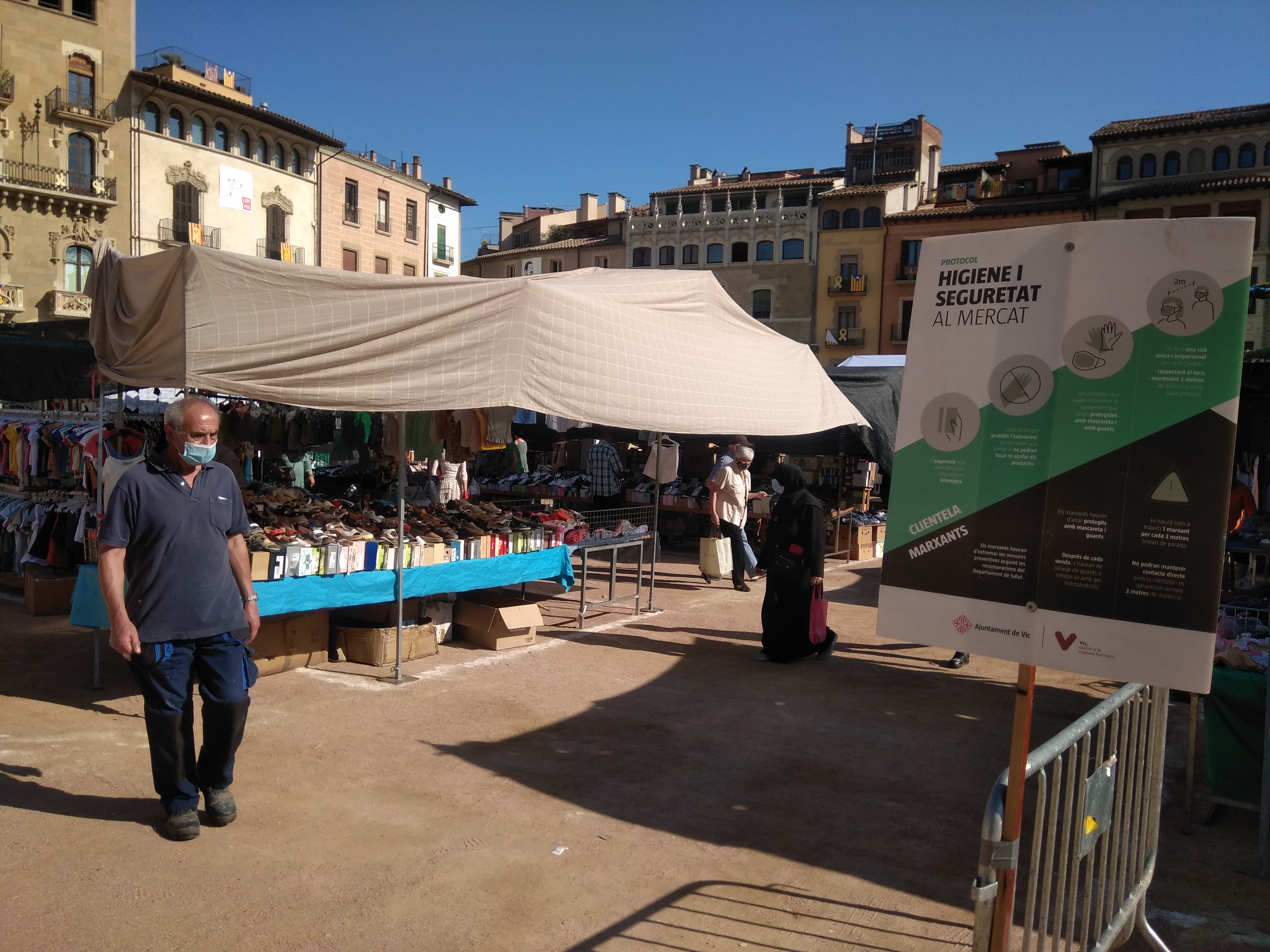 Cartell informatiu al mercat de la plaça Major de Vic