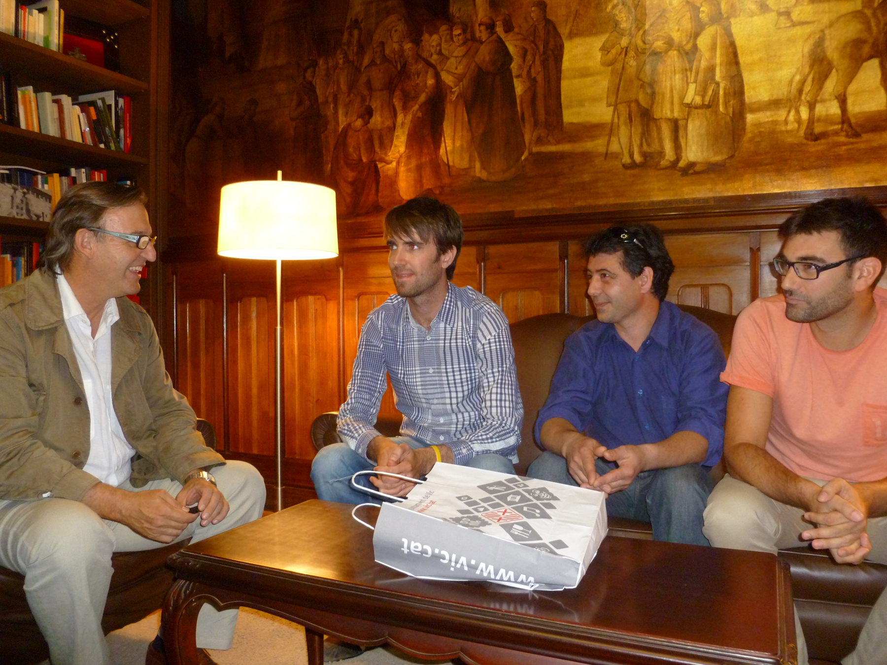 L’alcalde de Vic amb Bart Noordergraaf, del Lipdub de Schiedam i Pere Ricard i Daniel Feixas, del Lipdub per la independència