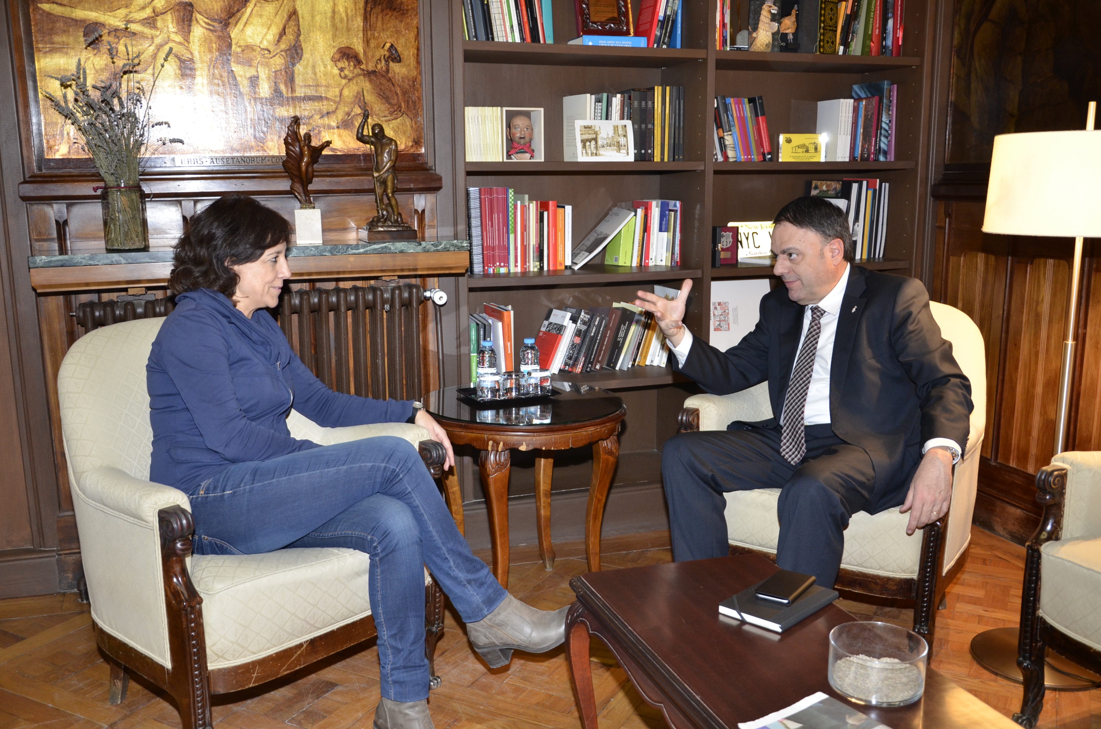 L’alcaldessa de Vic, Anna Erra rep a l’alcalde de Manresa, Valentí Junyent al seu despatx